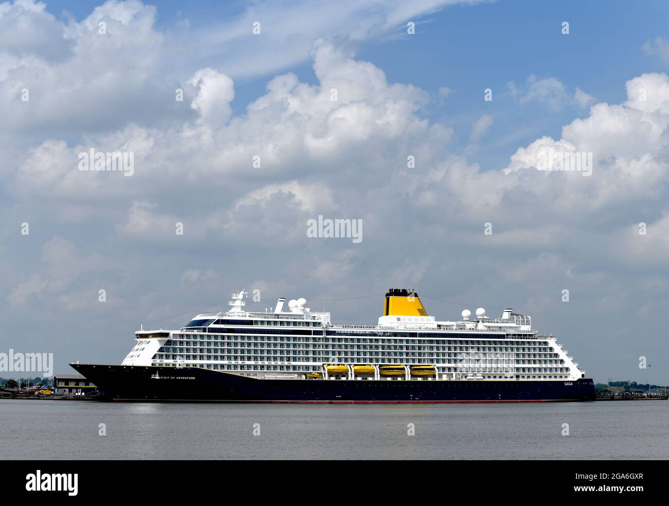 26/07/2021 Gravesend UK soleil inattendu et ciel bleu pour l'esprit d'aventure de SAGA alors que le bateau de croisière se prépare pour sa croisière inaugurale de Lo Banque D'Images