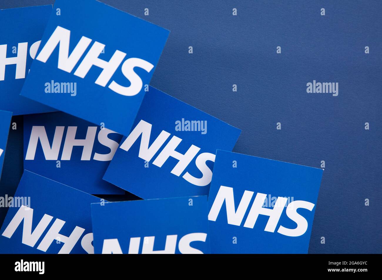 LONDRES, Royaume-Uni - juillet 2021 : logo du NHS National Health Service sur fond bleu Banque D'Images