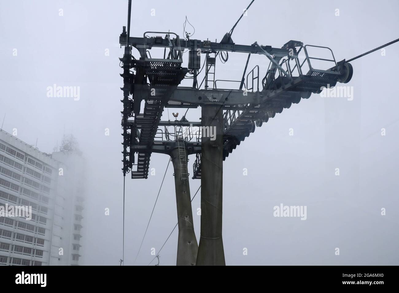 Téléphériques voyageant dans la brume à Genting Highlands, Malaisie Banque D'Images