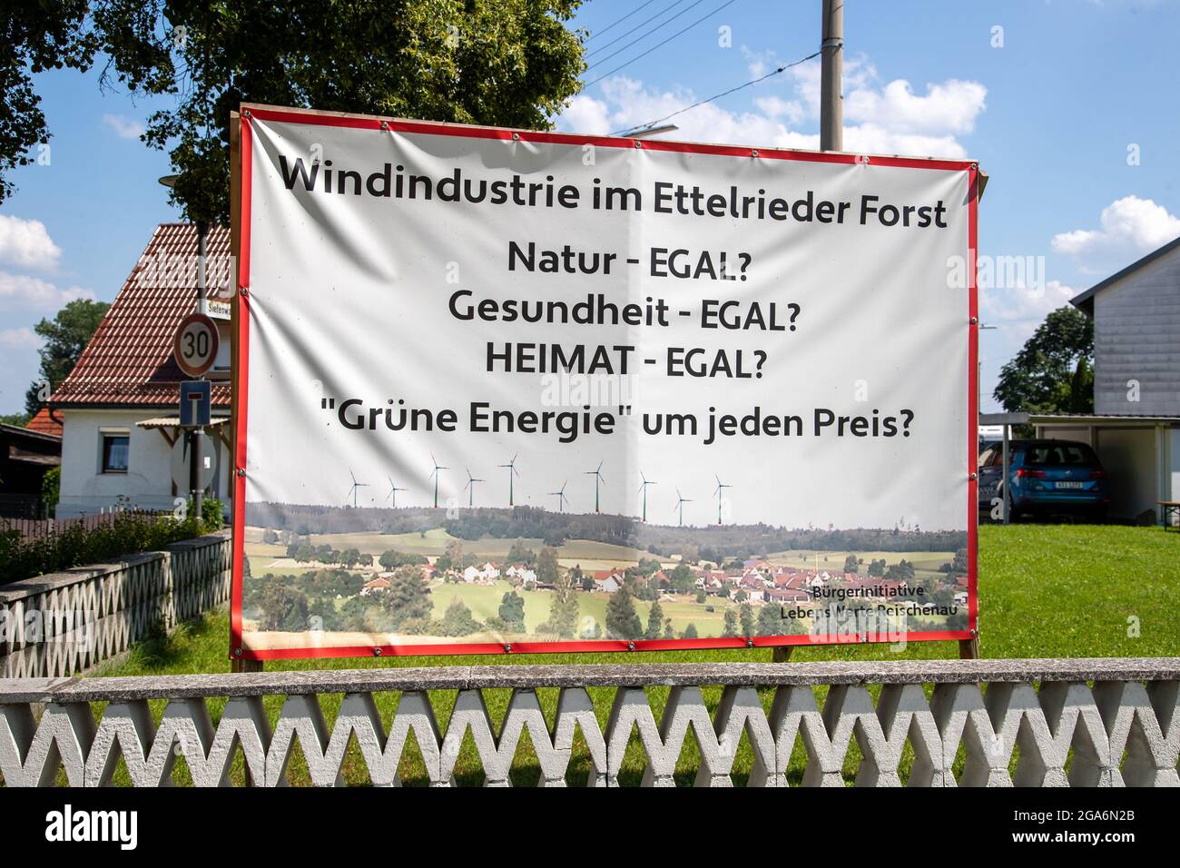 Werbetafel der Bürgerinitiative LebensWerte Reischenau mit protestater gegen Windräder in der Umgebung: ' Windindustrie im Ettelrieder Forst/Natur. Egal ? Gesundheit? - Egal? Heimat - Egal ? Grüne Energie UM jeden Preis? 'am 29. Juli 2021 à Dinkelscherben, Schwaben. * mur de publicité de l'initiative des citoyens qui vaut la peine de vivre Reischenau contre les éoliennes dans les environs lecture: ' l'industrie éolienne dans l'Ettelrieder Forst/nature - non pertinent? Santé - non pertinent? Accueil - non pertinent? L'énergie verte à tout prix ? ' le 29 juillet 2021 à Dinkelscherben, Swabia, Allemagne. (Photo par Alexander Pohl Banque D'Images
