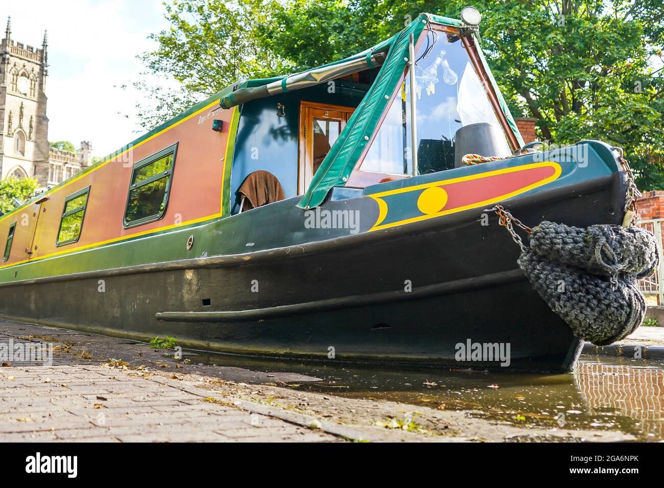 Kidderminster, Royaume-Uni. 29 juillet 2021. Météo au Royaume-Uni : après le temps orageux d'hier et les fortes précipitations, même les canaux semblent atteindre leurs limites. Comme ce bateau à rames passe par les portes d'écluse de Kidderminster, Worcestershire, il a l'air incroyablement haut dans l'eau presque comme s'il était arrivé sur la promenade vivile comme sont les niveaux d'eau élevés. Crédit : Lee Hudson/Alay Live News Banque D'Images