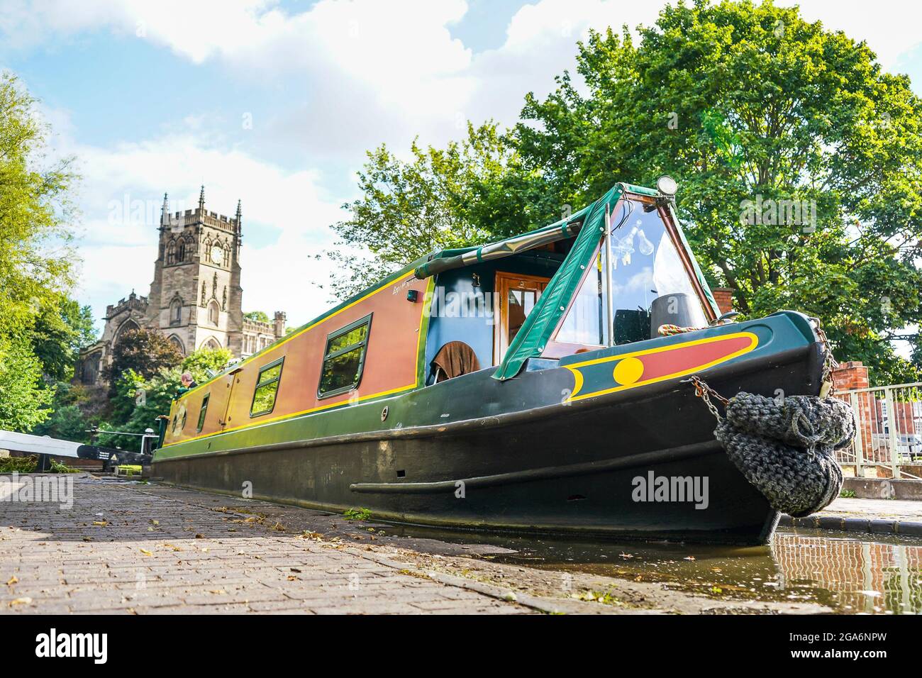 Kidderminster, Royaume-Uni. 29 juillet 2021. Météo au Royaume-Uni : après le temps orageux d'hier et les fortes précipitations, même les canaux semblent atteindre leurs limites. Comme ce bateau à rames passe par les portes d'écluse de Kidderminster, Worcestershire, il a l'air incroyablement haut dans l'eau presque comme s'il était arrivé sur la promenade vivile comme sont les niveaux d'eau élevés. Crédit : Lee Hudson/Alay Live News Banque D'Images