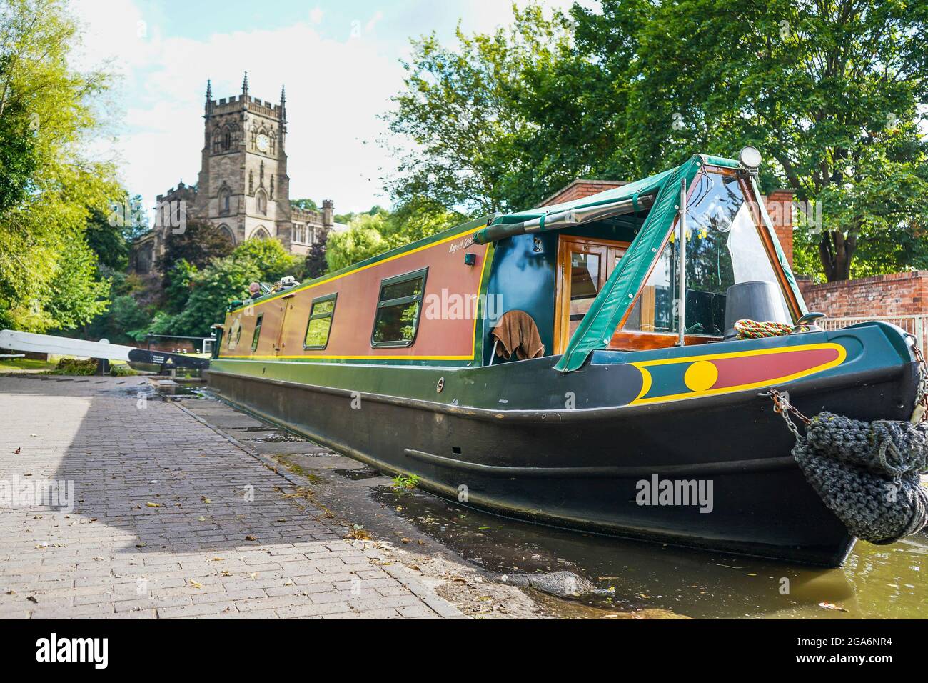 Kidderminster, Royaume-Uni. 29 juillet 2021. Météo au Royaume-Uni : après le temps orageux d'hier et les fortes précipitations, même les canaux semblent atteindre leurs limites. Comme ce bateau à rames passe par les portes d'écluse de Kidderminster, Worcestershire, il a l'air incroyablement haut dans l'eau presque comme s'il était arrivé sur la promenade vivile comme sont les niveaux d'eau élevés. Crédit : Lee Hudson/Alay Live News Banque D'Images