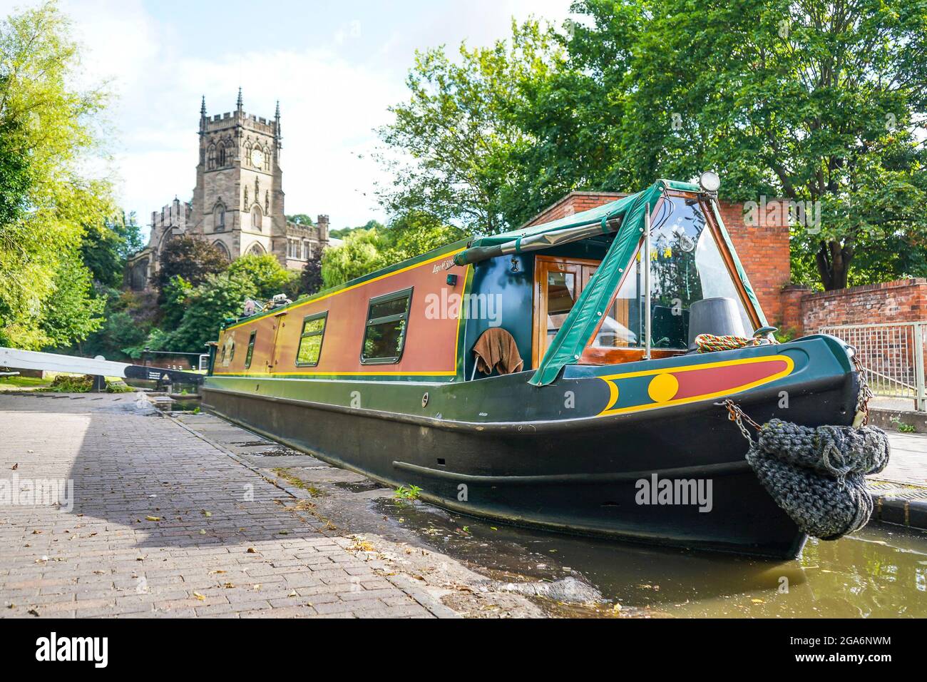 Kidderminster, Royaume-Uni. 29 juillet 2021. Météo au Royaume-Uni : après le temps orageux d'hier et les fortes précipitations, même les canaux semblent atteindre leurs limites. Comme ce bateau à rames passe par les portes d'écluse de Kidderminster, Worcestershire, il a l'air incroyablement haut dans l'eau presque comme s'il était arrivé sur la promenade vivile comme sont les niveaux d'eau élevés. Crédit : Lee Hudson/Alay Live News Banque D'Images