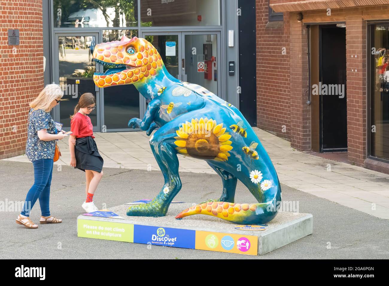 Le dinosaure numéro 2 peint en bleu avec des fleurs jaunes commanditées par le Groupe Beeston debout sur une plinthe au Forum sur la rue Théâtre Norwich City Banque D'Images