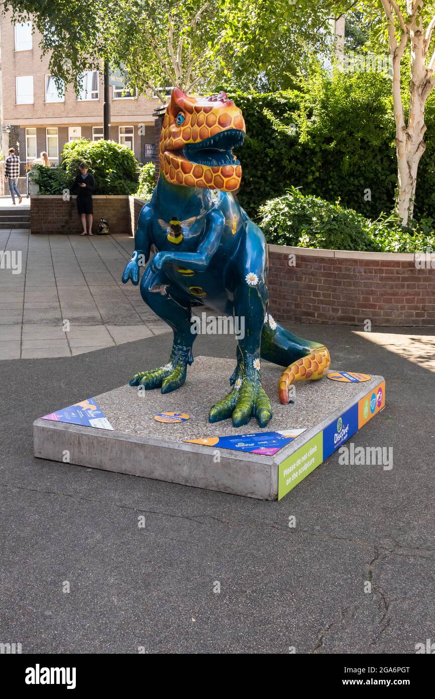 Le dinosaure numéro 2 peint en bleu avec des fleurs jaunes commanditées par le Groupe Beeston debout sur une plinthe au Forum sur la rue Théâtre Norwich City Banque D'Images