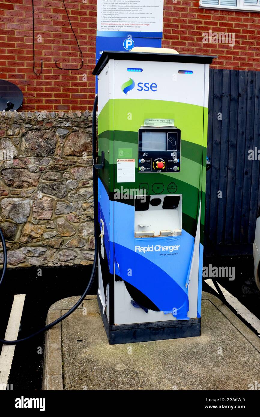 Tesla Madel 3, Charging, Chapel Street, car Park, Newport, Ile de Wight, Angleterre, Royaume-Uni, Banque D'Images