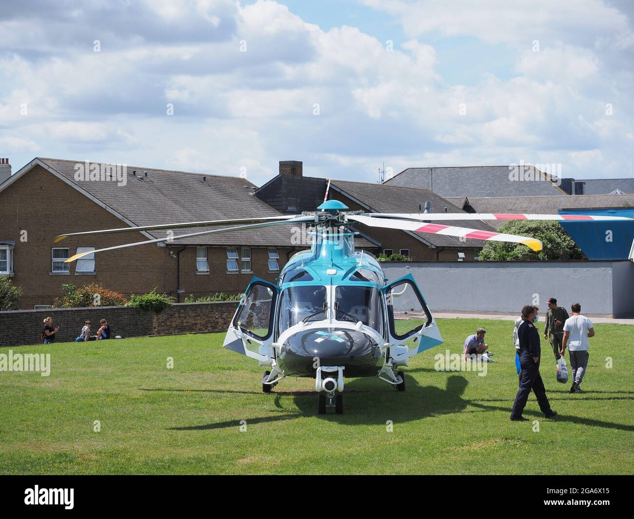 Sheerness, Kent, Royaume-Uni. 29 juillet 2021. La police a été photographiée en train de quitter Marine Parade près du centre-ville de Sheerness en raison d'un incident, avec une ambulance aérienne qui s'est installée derrière la piscine à proximité et des ambulances présentes. Crédit : James Bell/Alay Live News Banque D'Images