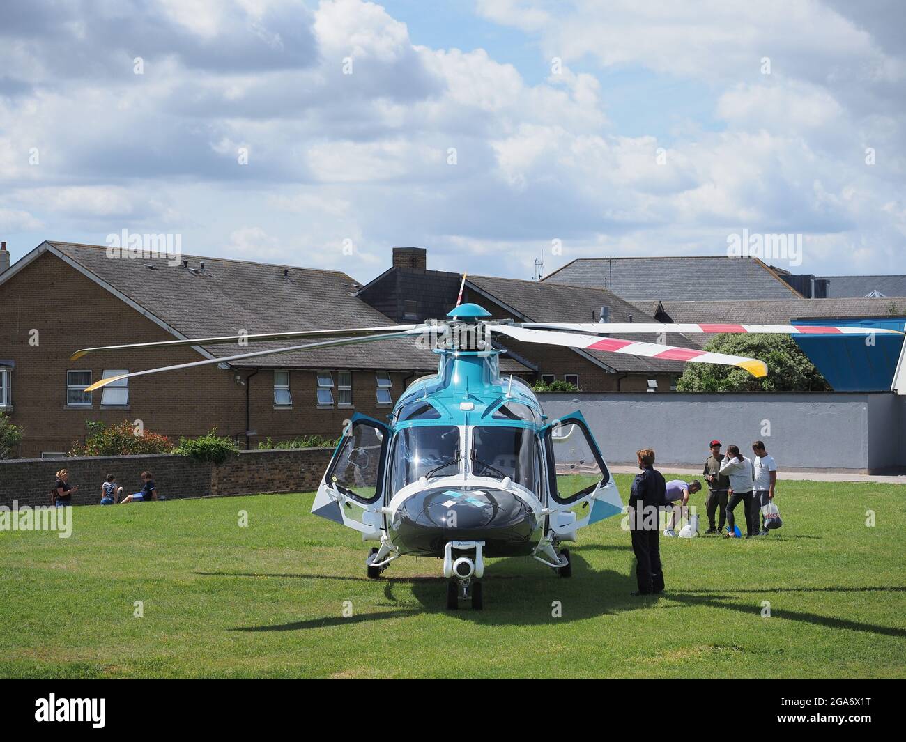 Sheerness, Kent, Royaume-Uni. 29 juillet 2021. La police a été photographiée en train de quitter Marine Parade près du centre-ville de Sheerness en raison d'un incident, avec une ambulance aérienne qui s'est installée derrière la piscine à proximité et des ambulances présentes. Crédit : James Bell/Alay Live News Banque D'Images