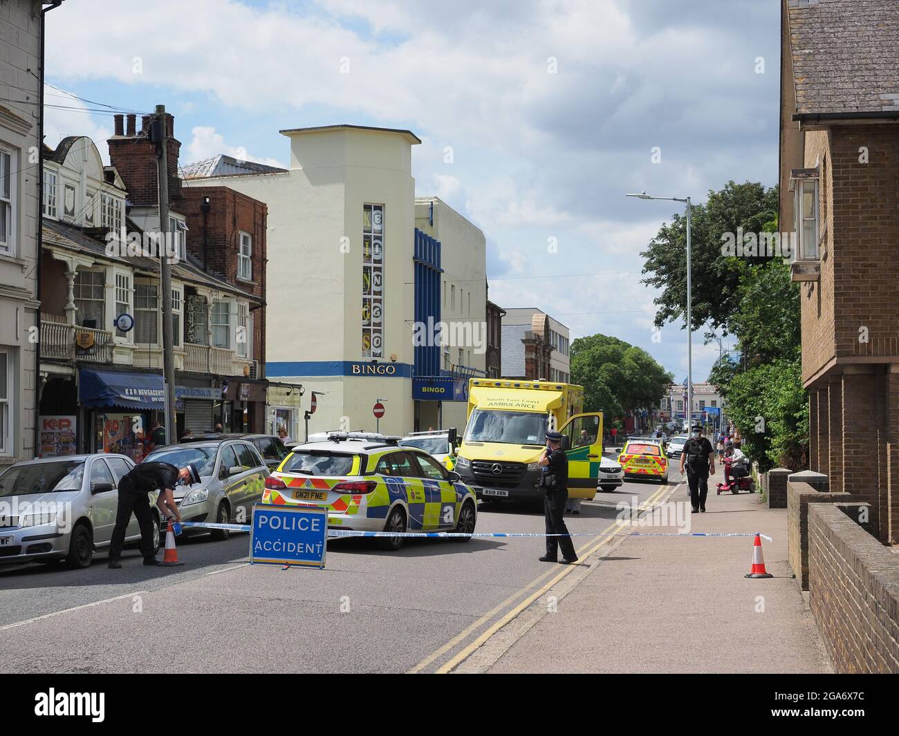 Sheerness, Kent, Royaume-Uni. 29 juillet 2021. La police a été photographiée en train de quitter Marine Parade près du centre-ville de Sheerness en raison d'un incident, avec une ambulance aérienne qui s'est installée derrière la piscine à proximité et des ambulances présentes. Crédit : James Bell/Alay Live News Banque D'Images