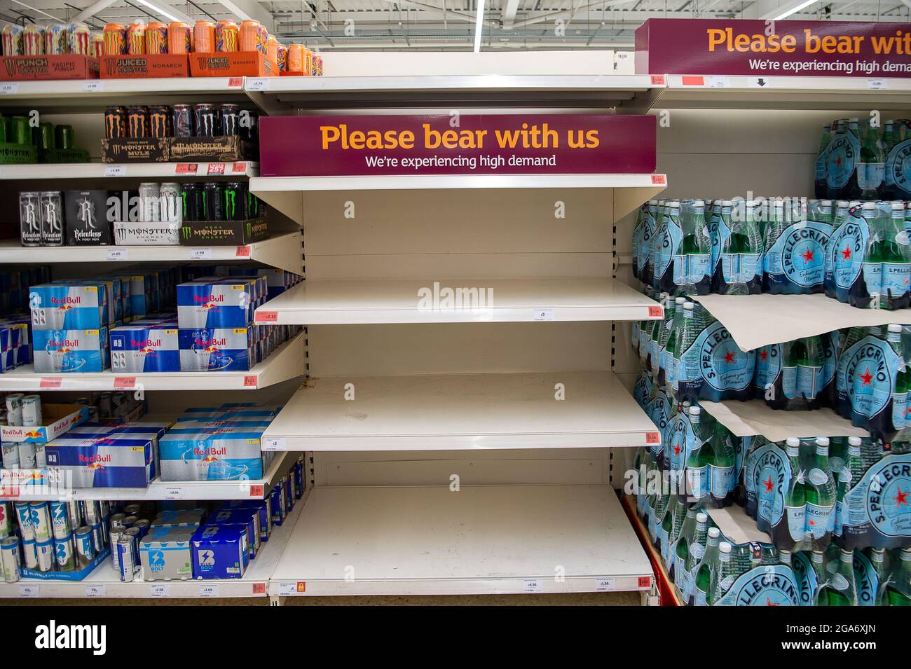 Talaplow, Buckinghamshire, Royaume-Uni. 29 juillet 2021. Veuillez porter avec nous des panneaux car les clients continuent d'acheter de grandes quantités d'eau en bouteille. Le supermarché Sainsbury's de Taplow était généralement bien approvisionné ce matin. Il existe des problèmes de chaîne d'approvisionnement en général avec les supermarchés en raison de pénuries de chauffeurs de camions HGV ainsi que le personnel de production de la chaîne d'approvisionnement qui doit s'isoler automatiquement en raison d'avoir été ailé par l'application Covid-19 NHS Track and Trace. Crédit : Maureen McLean/Alay Live News Banque D'Images