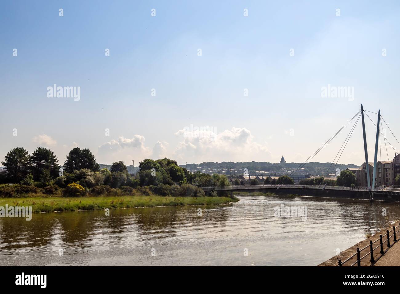 River Lune à Lancaster, au Royaume-Uni avec le câble a séjourné le pont du millénaire en arrière-plan. Banque D'Images