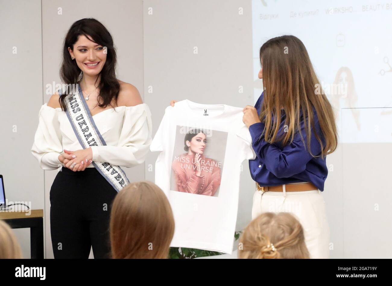 KIEV, UKRAINE - 28 JUILLET 2021 - Miss Ukraine Universe 2020 Yelyzaveta Yastremska (L) participe à l'étape de sélection du salon de beauté à Kiev, capita Banque D'Images
