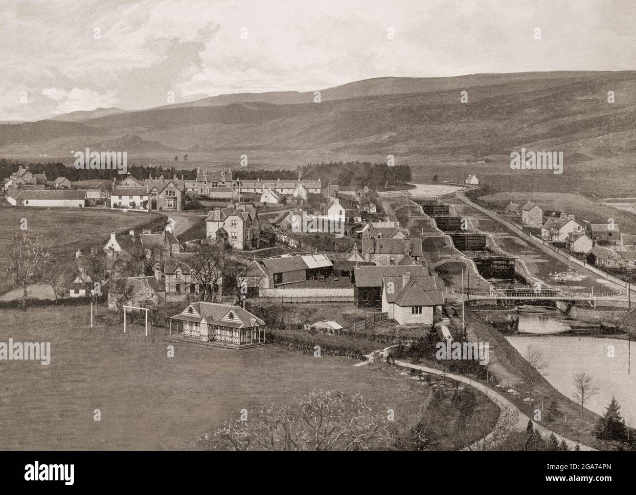 Vue aérienne de la fin du XIXe siècle sur le fort Augustus, situé à l'extrémité sud-ouest du Loch Ness, dans les Highlands écossais, montrant les cinq écluses du canal calédonien. Jusqu'au début du XVIIIe siècle, la colonie s'appelait Kiliwhimin, mais fut renommée fort Augustus après la montée Jacobite de 1715 quand le général Wade construisit un fort dont il reste peu. Le canal Caledonian relie la côte est écossaise à Inverness à la côte ouest à Corpach près de fort William en Écosse, et a été construit au début du XIXe siècle par l'ingénieur écossais Thomas Telford. Banque D'Images