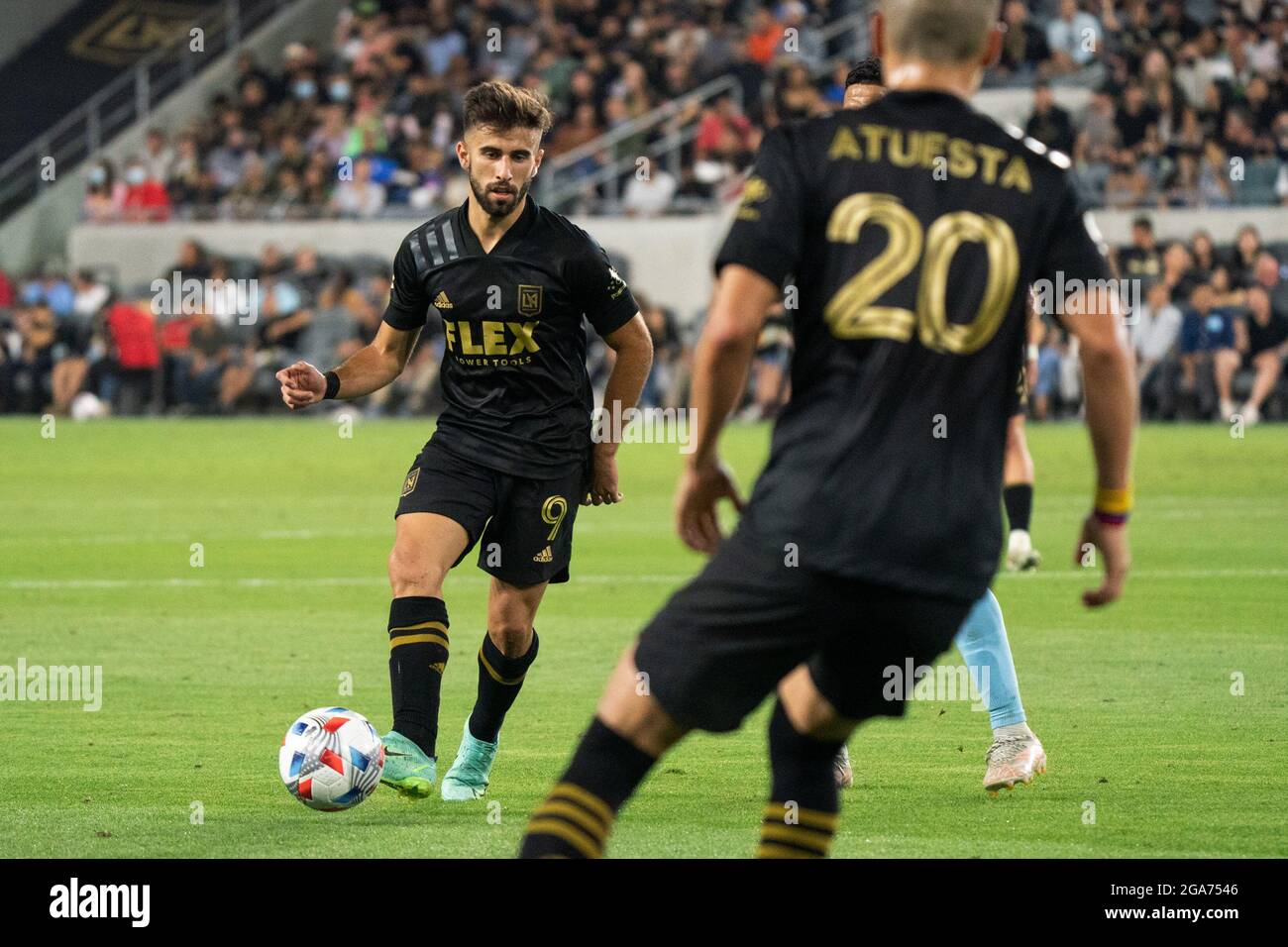 Los Angeles FC avance Diego Rossi (9) passe à son coéquipier milieu de terrain Eduard Atuesta (20) lors d'un match MLS, le mercredi 28 juillet 2021, à Los Angeles, Banque D'Images