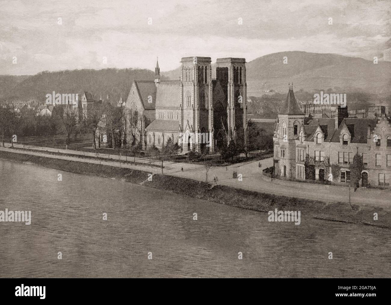 Vue de la fin du XIXe siècle de la cathédrale d'Inverness alias l'église de la cathédrale Saint Andrew de l'église épiscopale écossaise située dans la ville d'Inverness en Écosse, près des rives de la rivière Ness. C'est la cathédrale la plus au nord de la Grande-Bretagne continentale et a été la première nouvelle cathédrale protestante à être achevée en Grande-Bretagne depuis la réforme. La pierre de fondation a été posée en 1866 et la construction a été terminée en 1869, bien que le manque de fonds ait empêché la construction des deux flèches géantes de la conception originale. L'architecte était Alexander Ross, qui était basé dans la ville. Banque D'Images