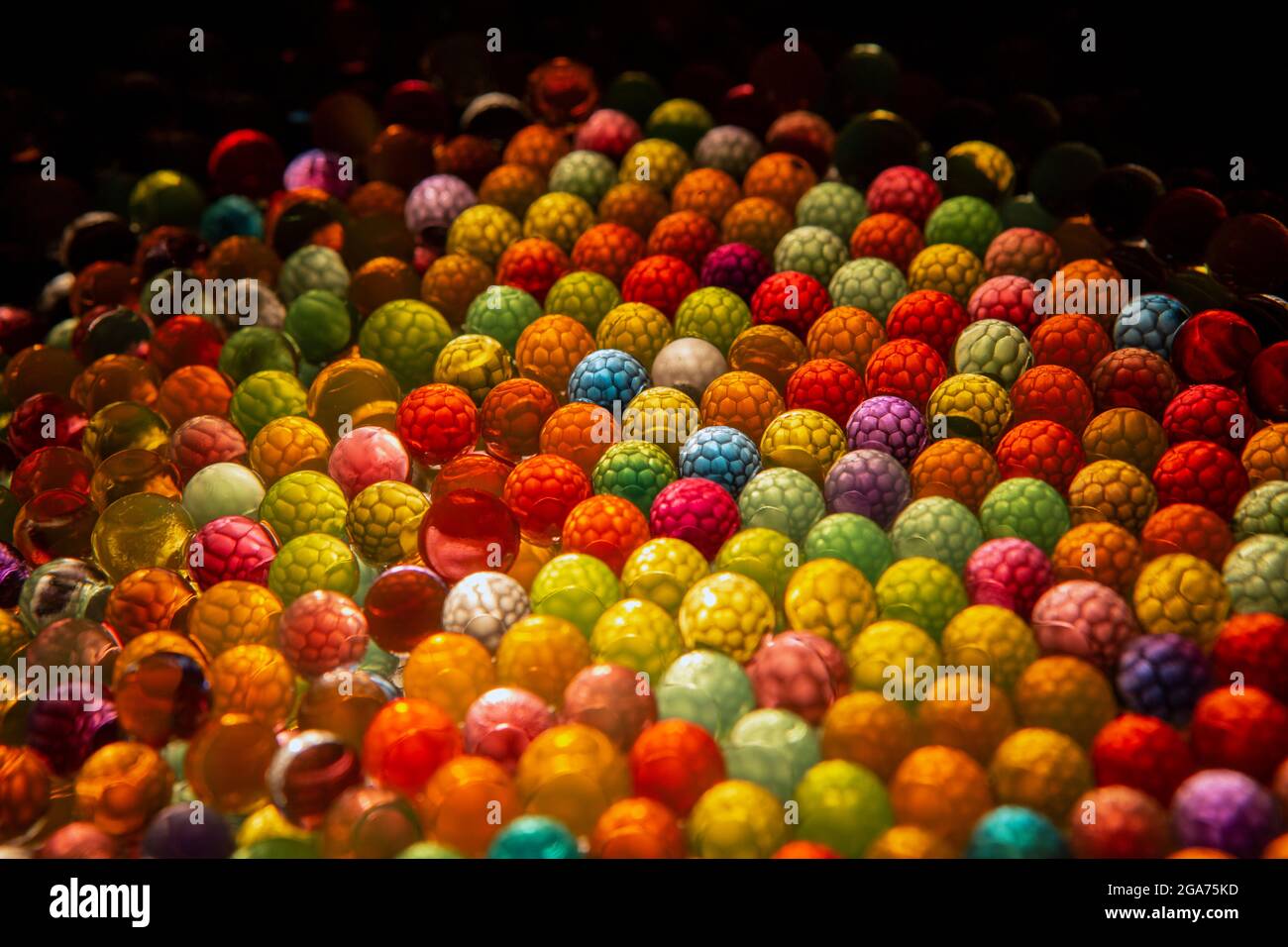 Boules colorées rétroéclairées avec intérieur texturé en nid d'abeille Banque D'Images