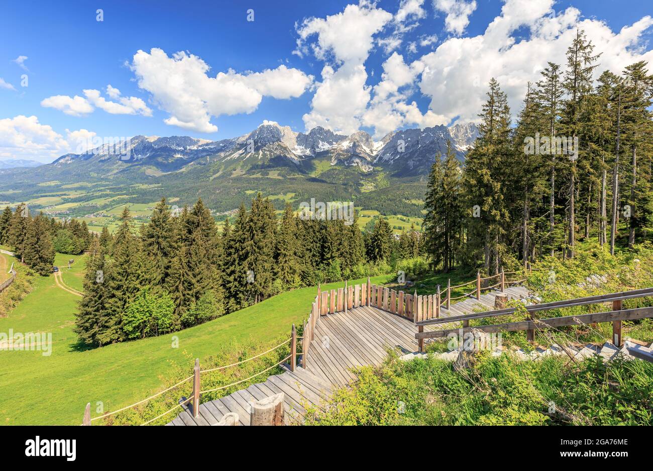 Vue sur la chaîne de montagnes Wilder Kaiser depuis le point de vue du cinéma de montagne Astberg « Kaiserkino » dans Going Am Wilden Kaiser Banque D'Images