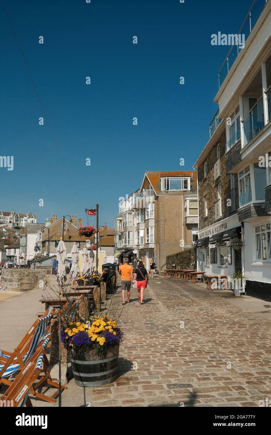 Vacanciers marchant dans le port de St Ives à Cornwall, au Royaume-Uni. Banque D'Images