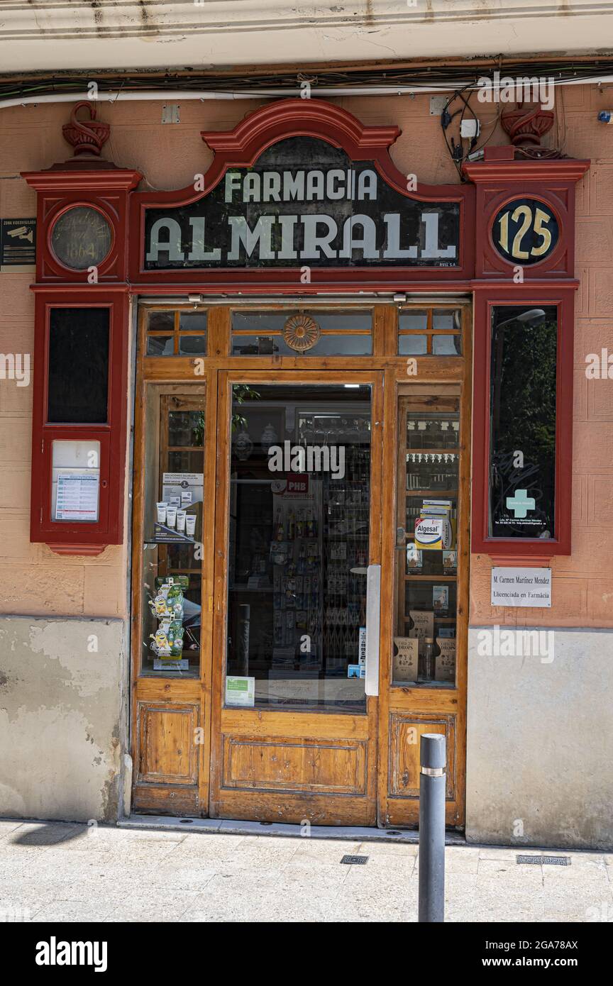 BARCELONE, ESPAGNE - 18 juin 2021 : un cliché vertical d'une ancienne pharmacie dans la ville de Barcelone, Espagne Banque D'Images