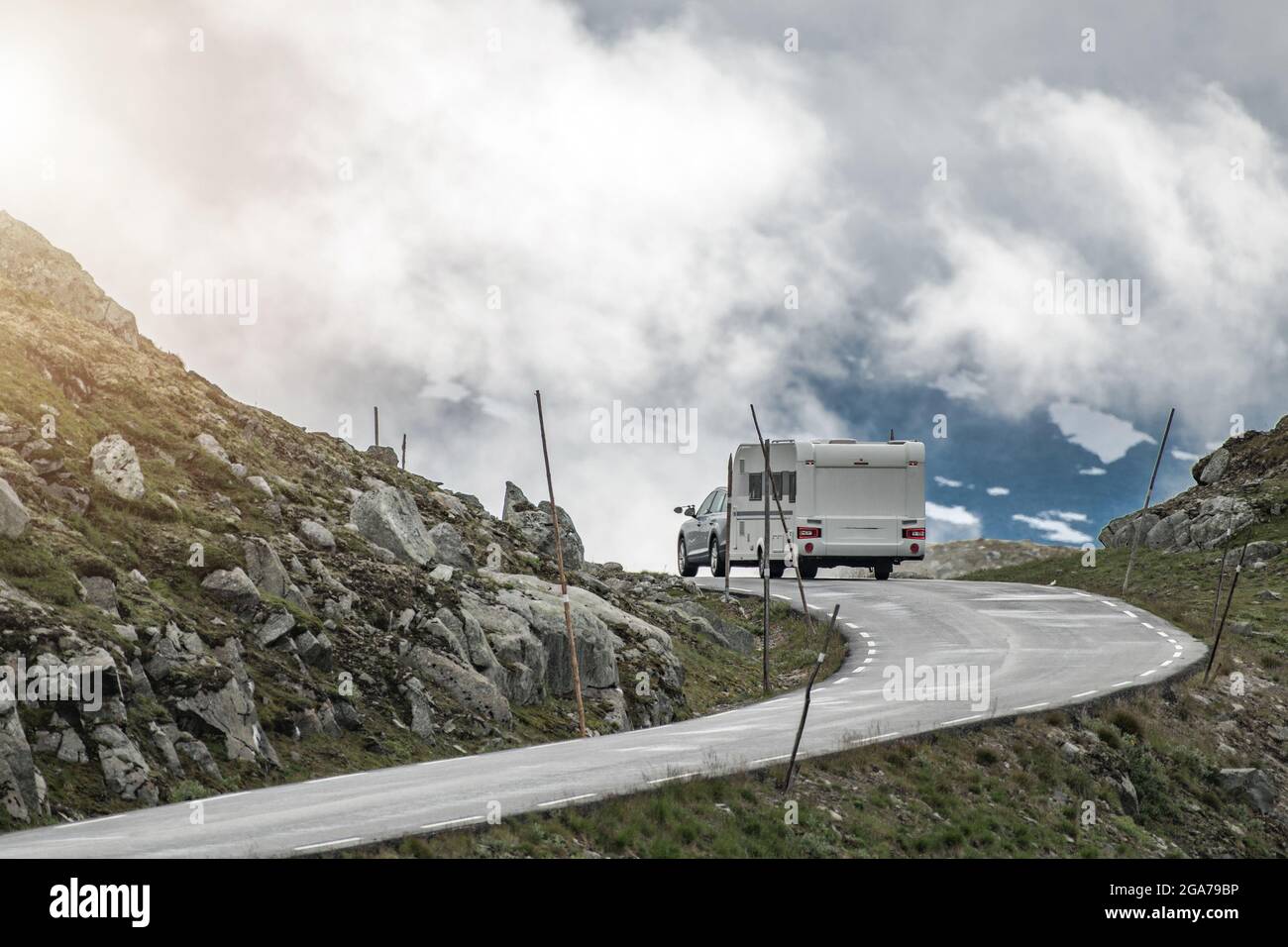 Modern car Pulling Travel Trailer sur la pittoresque route alpine. Thème caravane de camping. Banque D'Images