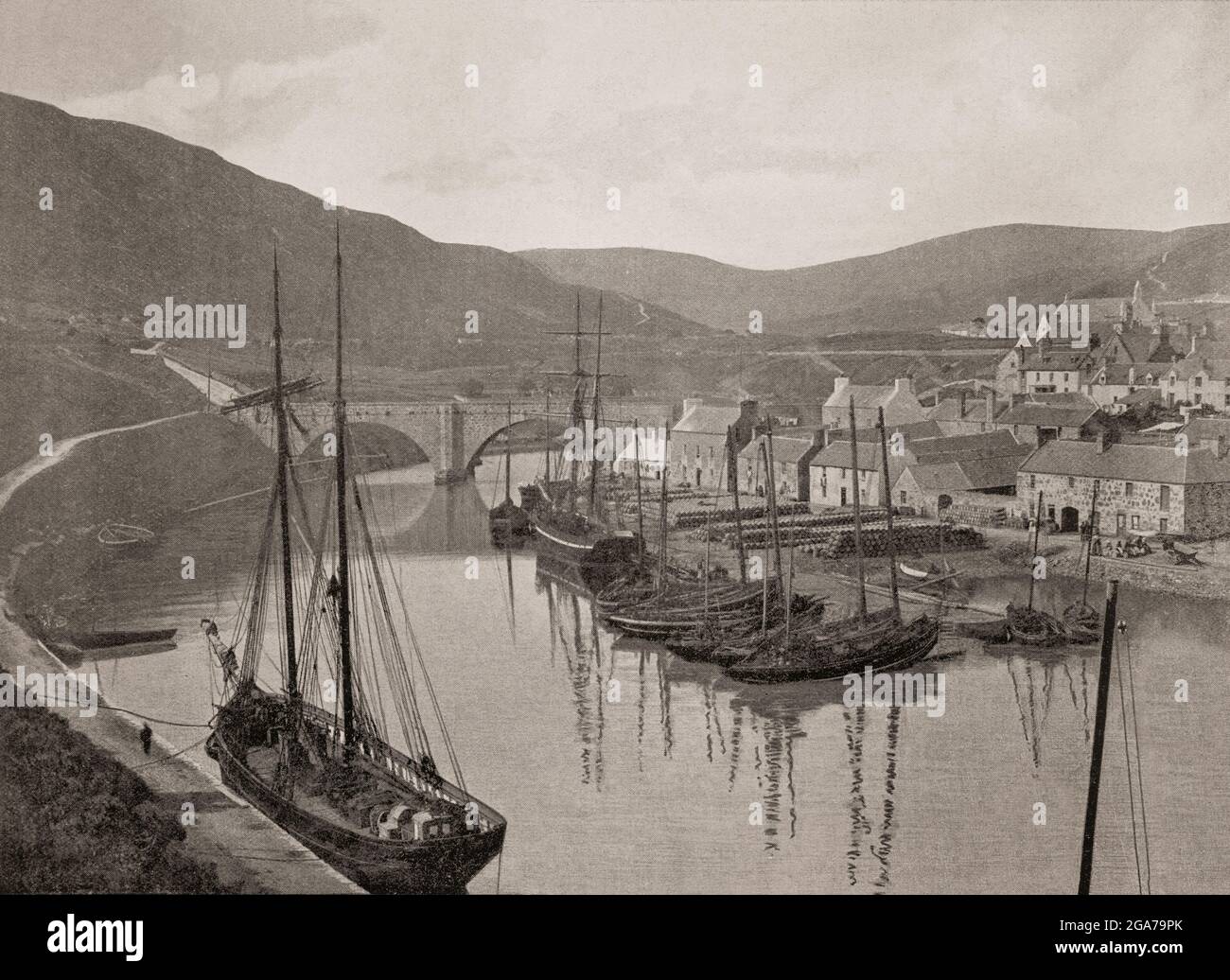 Vue de la fin du XIXe siècle sur Helmsdale, un village situé sur les rives de la rivière Helmsdale, sur la côte est de Sutherland, dans la région de Highland council en Écosse. Le village moderne a été prévu en 1814 pour réinstaller les communautés qui avaient été retirées des détroits environnants dans le cadre des jeux des Highlands. En 1869, deux affluents de la rivière ont été le théâtre d'une ruée vers l'or lorsque Robert Nelson Gilchrist, natif de Kildonan, Qui avait passé 17 ans dans les champs aurifères de l'Australie a été autorisé par le duc de Sutherland à faire le panoramique des graviers de la rivière Helmsdale et des brûlures et affluents. Banque D'Images