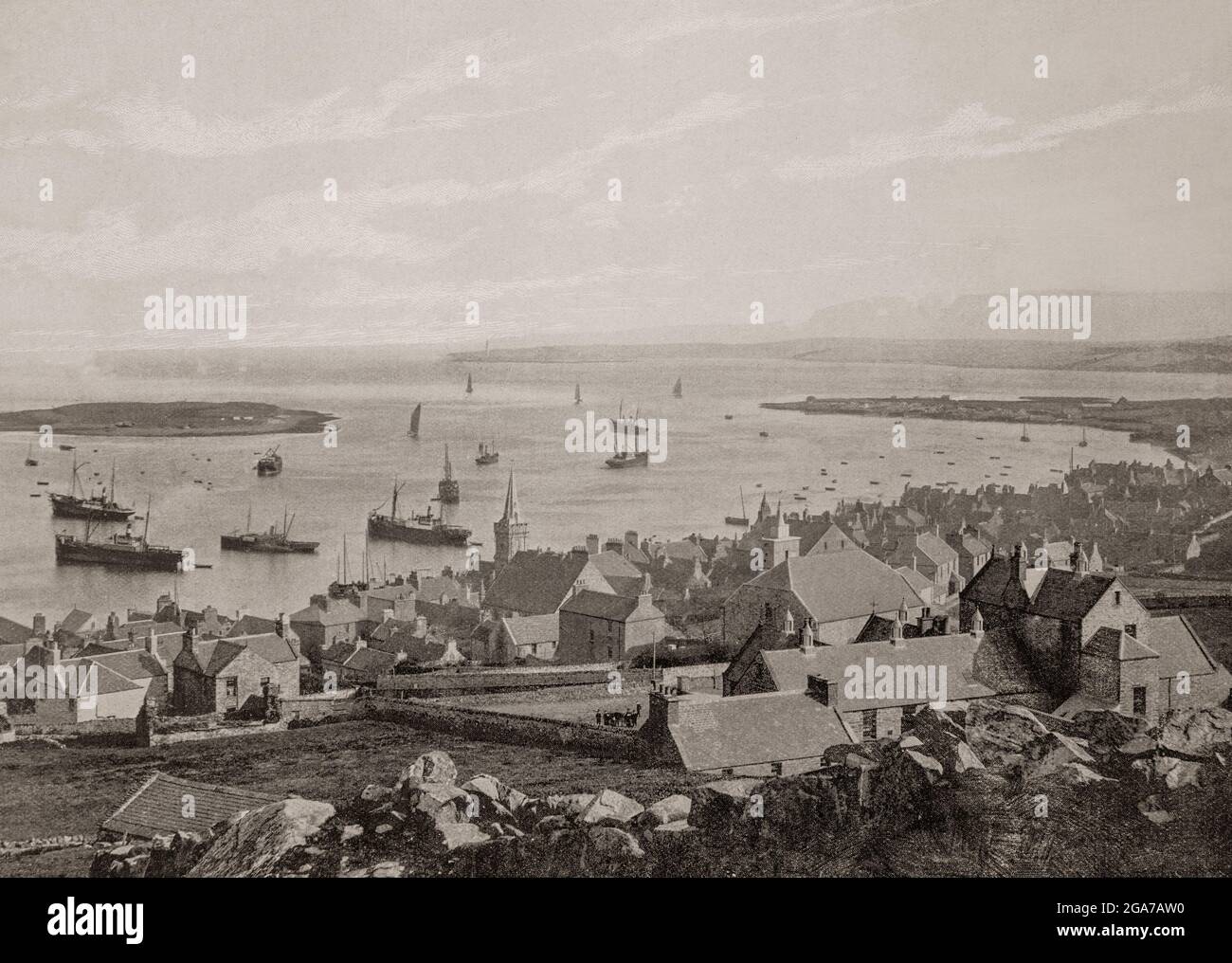 Vue de Stromness, à la fin du XIXe siècle, dans la partie sud-ouest de la région continentale d'Orkney, en Écosse. Port maritime de longue date, Stromness est devenu important à la fin du XVIIe siècle, lorsque la Grande-Bretagne était en guerre avec la France et que le transport maritime a été forcé d'éviter la Manche. Les navires de la Compagnie de la Baie d'Hudson étaient des visiteurs réguliers, tout comme les flottilles de chasse à la baleine. Un grand nombre d'Orkneymen, dont beaucoup venaient de la région de Stromness, ont servi de commerçants, d'explorateurs et de marins pour les deux. Le port a été reconstruit en 1893 aux desseins de John Barron. Banque D'Images