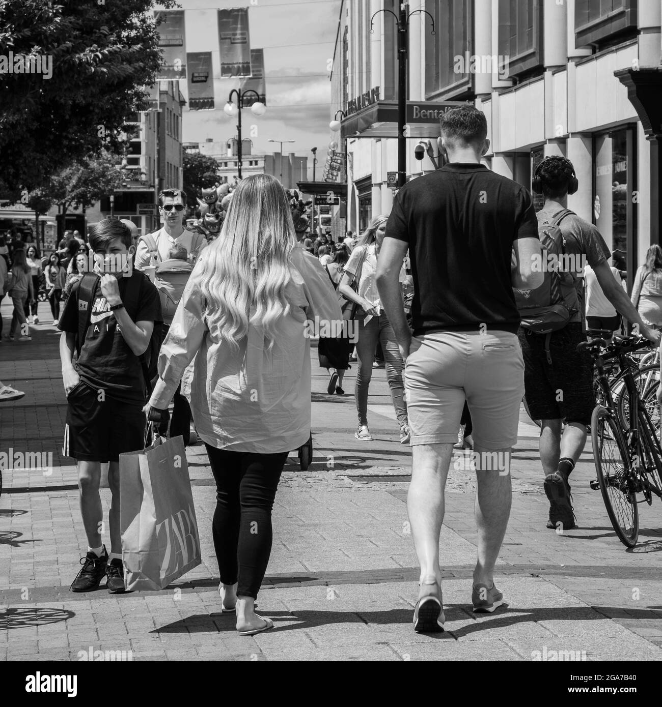 Kingston Surrey London, le 2021 juin, des gens qui se sont mis à marcher le long D'UNE rue de High Street lors D'UNE très animée Sunny Day en noir et blanc Banque D'Images