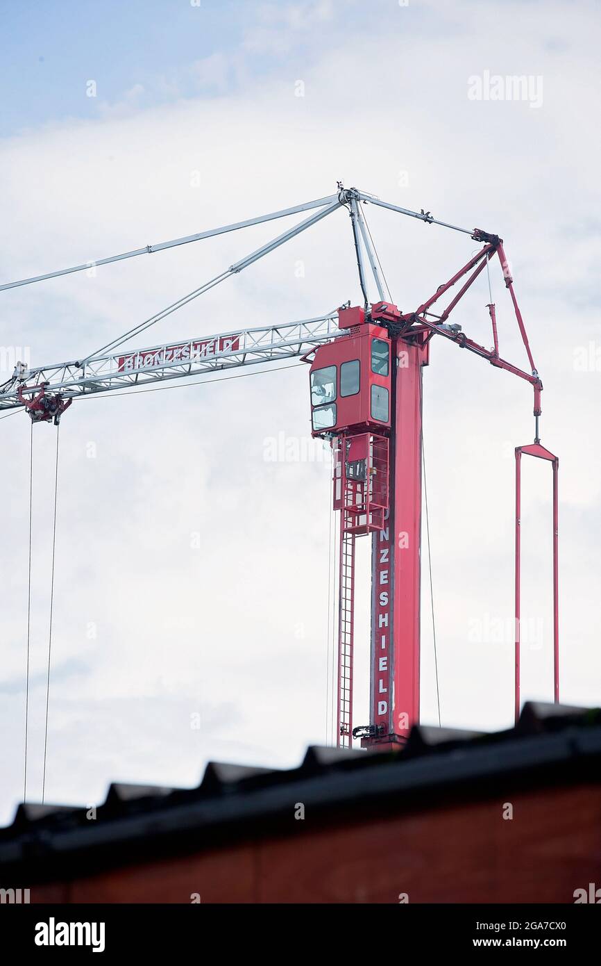 Red Crane in Cloudy Sky, Angleterre, Royaume-Uni Banque D'Images