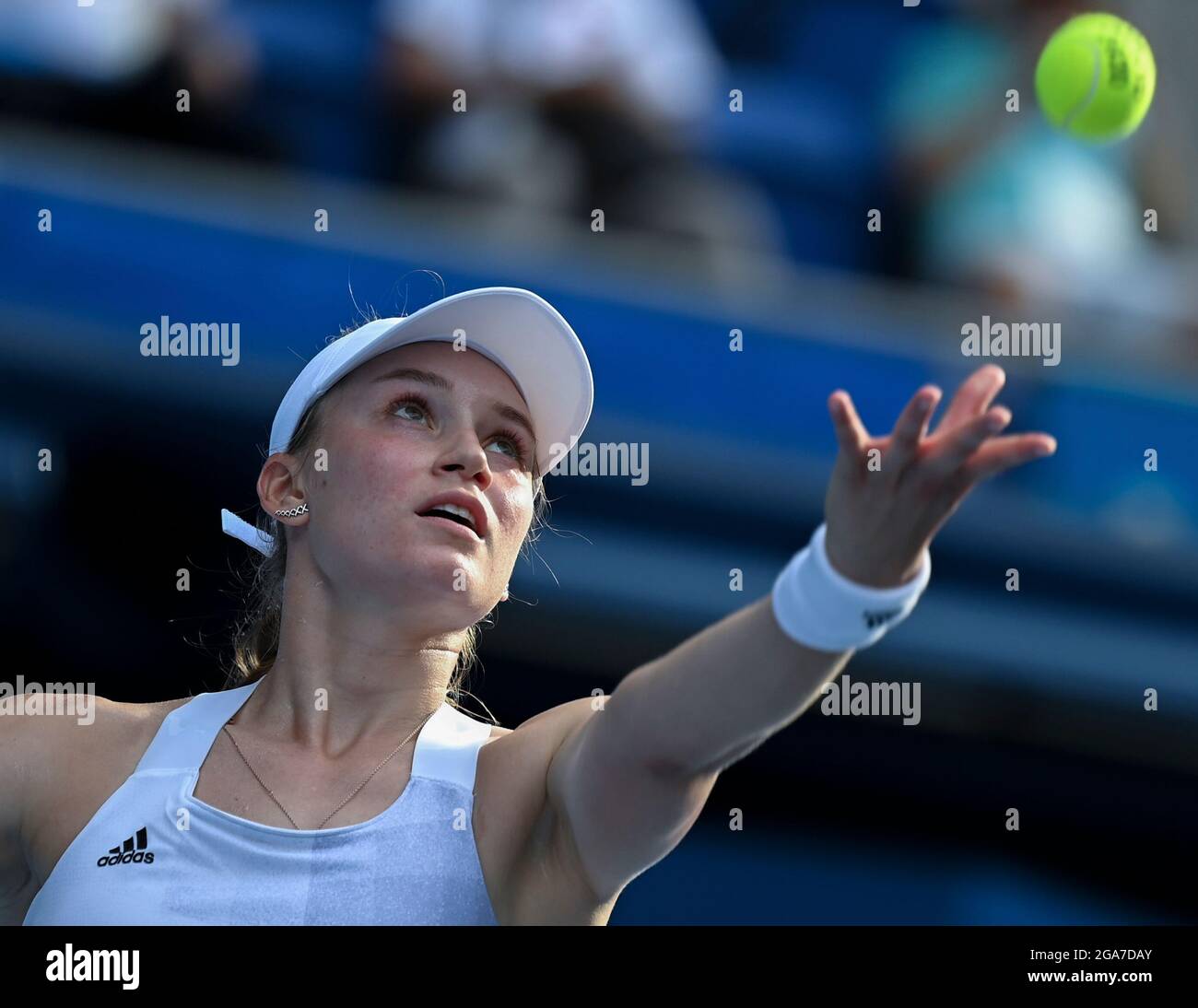 Tokyo, Japon. 29 juillet 2021. Elena Rybakina, du Kazakhstan, sert pendant le match semi-fin des célibataires des femmes de tennis contre Belinda Bencic, de Suisse, des Jeux Olympiques de Tokyo 2020 au Parc de tennis Ariake à Tokyo, Japon, le 29 juillet 2021. Crédit: Dai Tianfang/Xinhua/Alamy Live News Banque D'Images