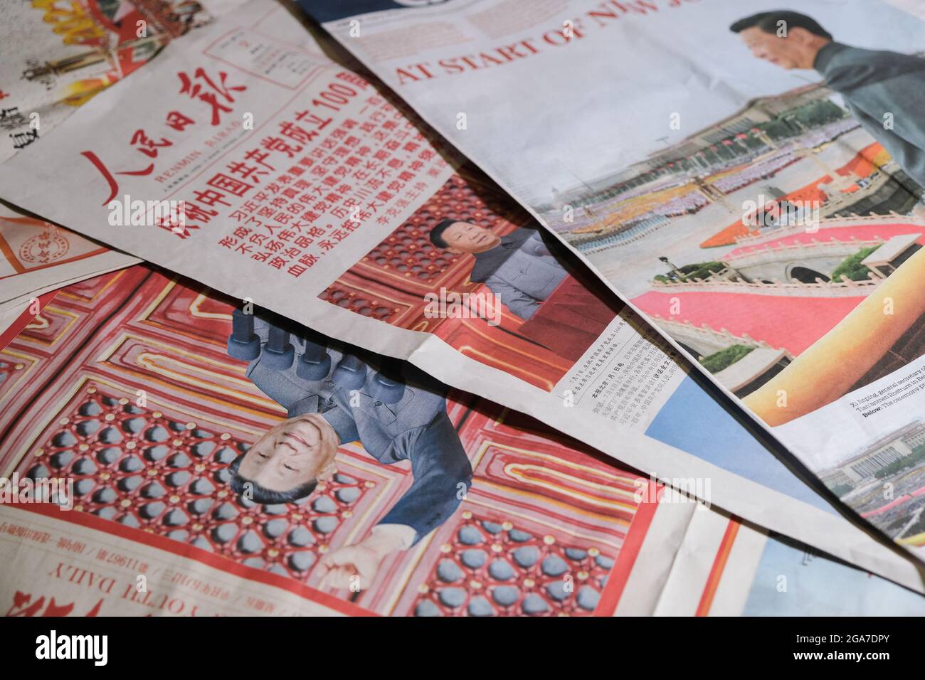 BEIJING, CHINE - 18 juillet 2021 : gros plan des journaux chinois faisant état du 100e anniversaire de la fondation du PCC Banque D'Images