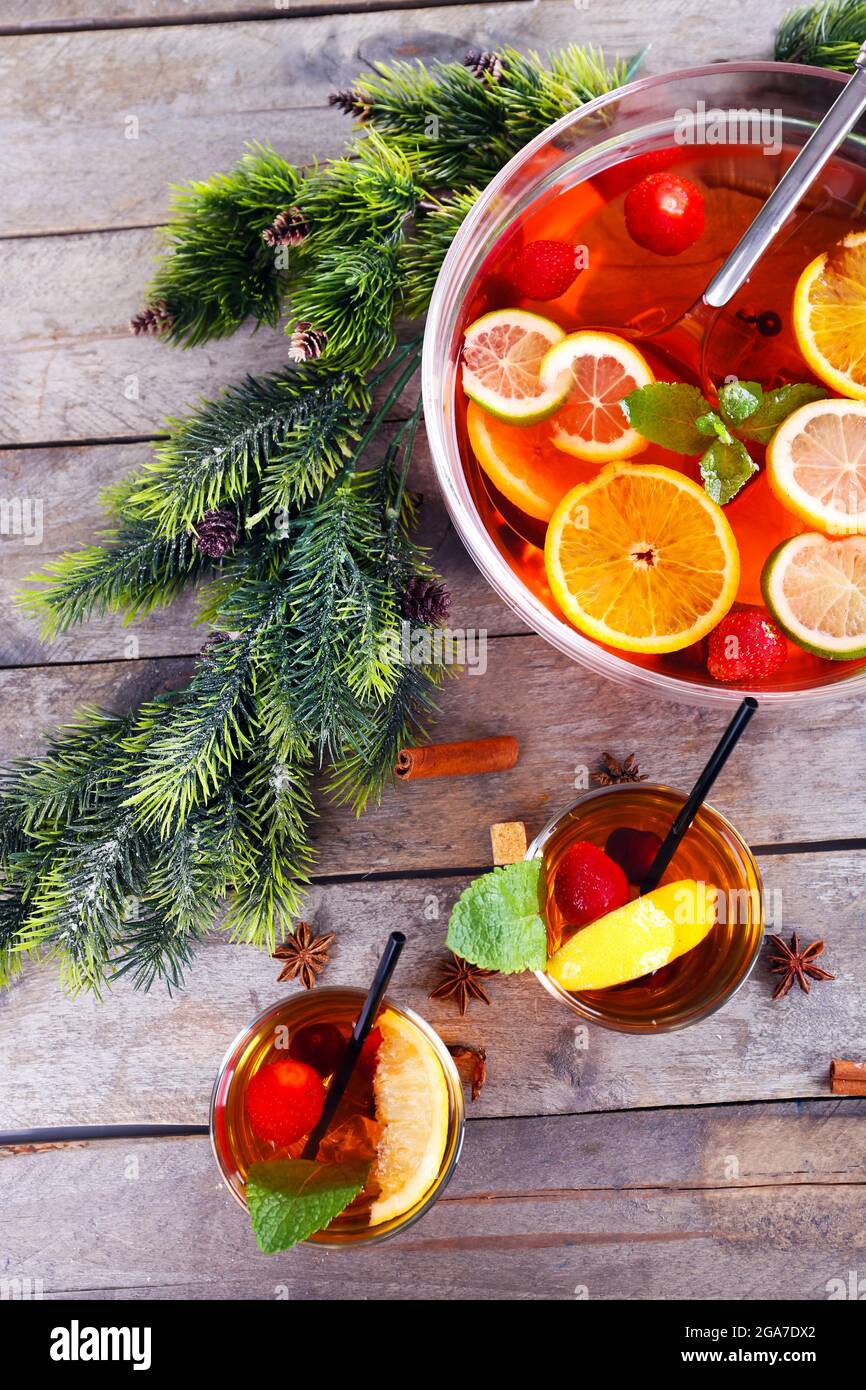 La sangria dans un bol et verres avec décoration de Noël sur table en bois  close up Photo Stock - Alamy
