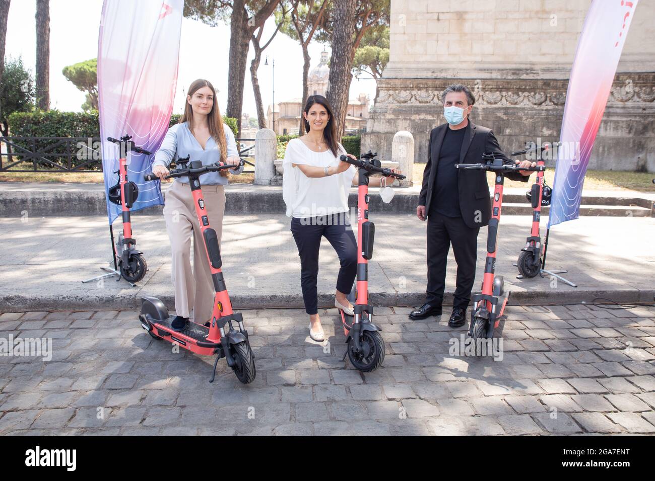 Rome, Italie. 29 juillet 2021. Maire de Rome Virginia Raggi, Directeur général de VOI Technology Italia Magdalena Krenek et maire adjoint de Rome Pietro Calabre a présenté la nouvelle location de segways Made by VOI Technology (photo de Matteo Nardone/Pacific Press) crédit: Pacific Press Media production Corp./Alay Live News Banque D'Images