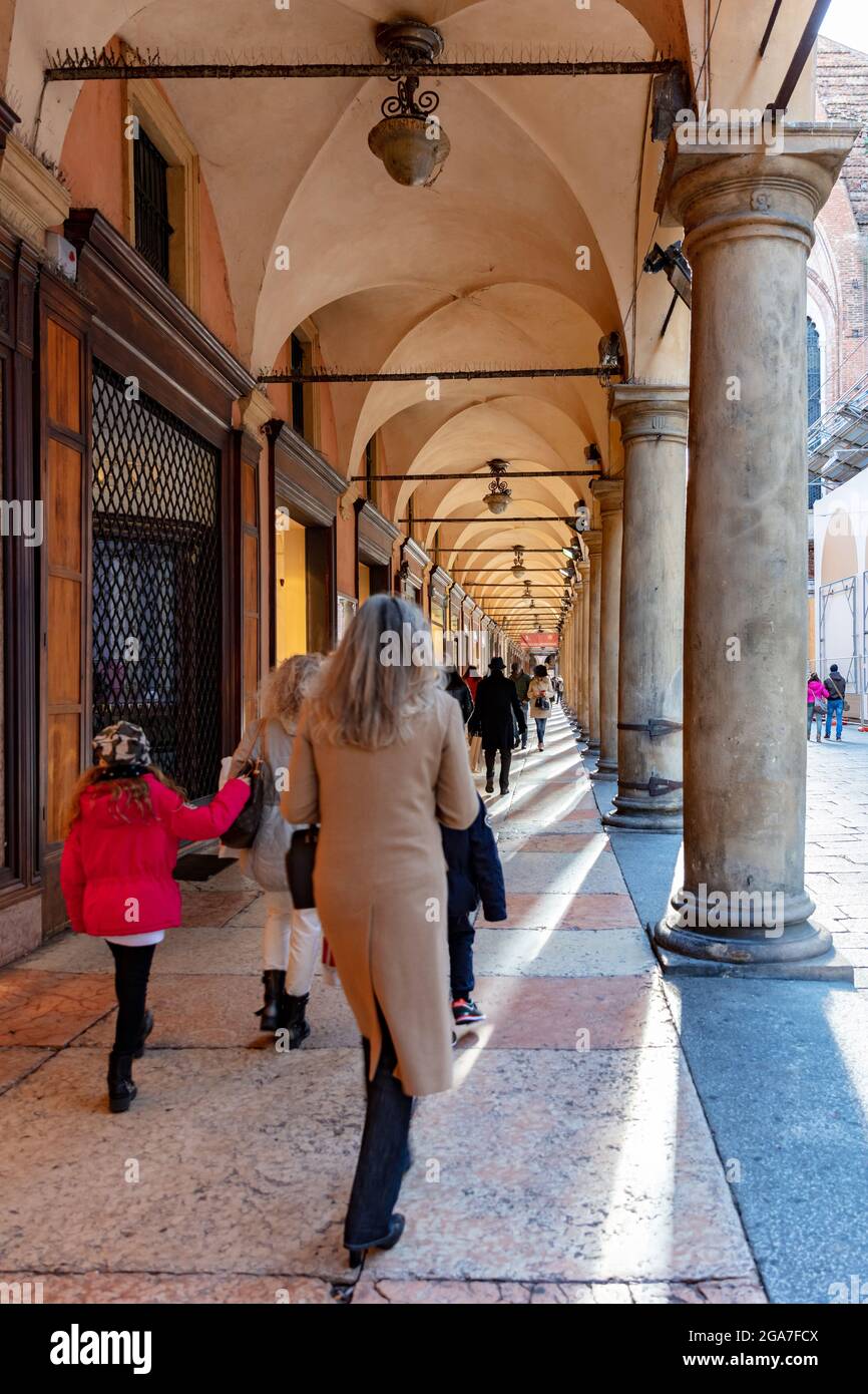 Un portique typique du centre de Bologne près de la Piazza Maggiore a déclaré un patrimoine de l'UNESCO Banque D'Images