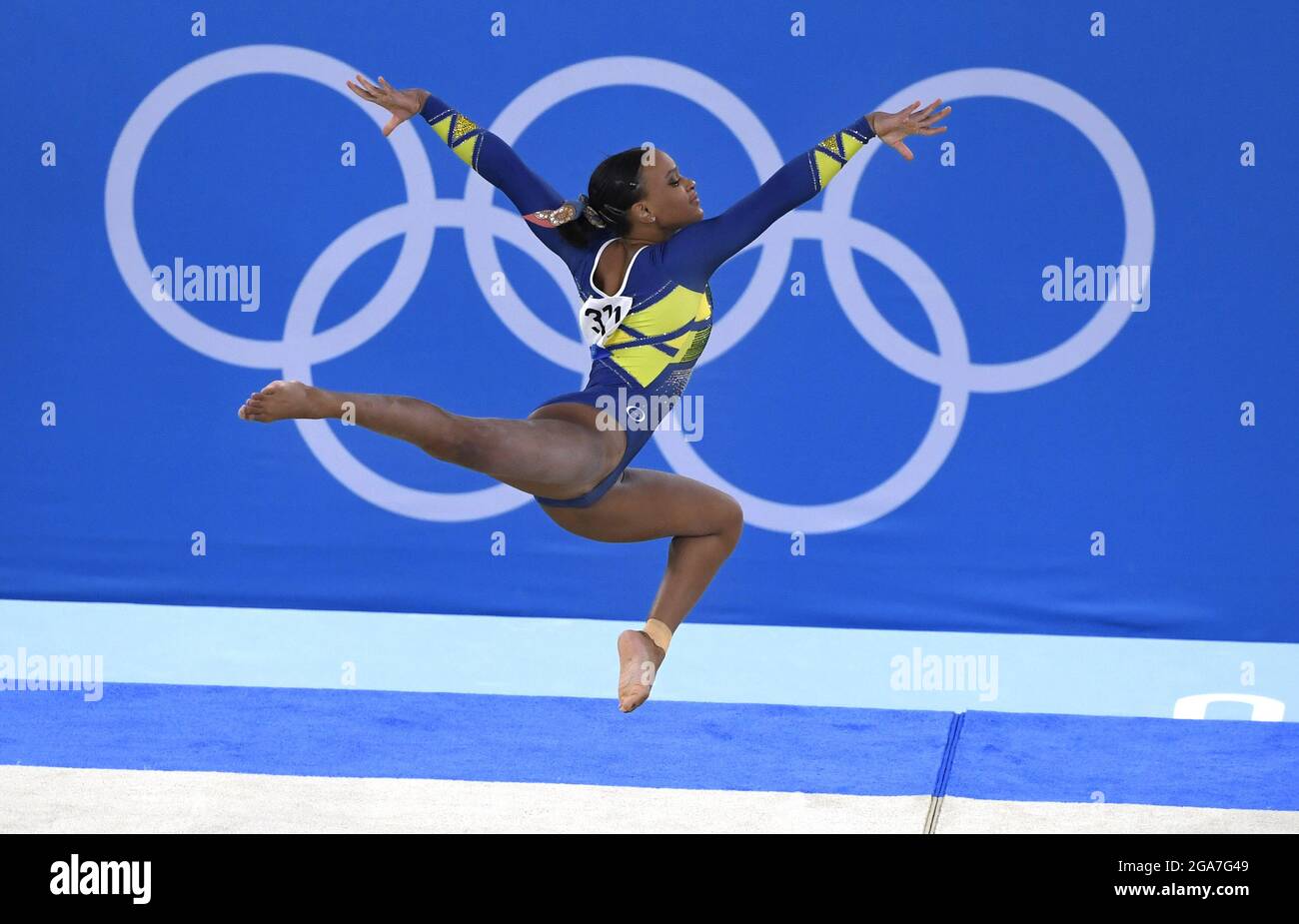 Tokyo, Japon. 29 juillet 2021. Rebeca Andrade, du Brésil, effectue son exercice d'étage, en remportant la médaille d'argent dans le concours de finale de gymnastique tout autour des femmes aux Jeux Olympiques de Tokyo en 2020, le jeudi 29 juillet 2021, à Tokyo, Japon. Photo de Mike Theiler/UPI crédit: UPI/Alay Live News Banque D'Images