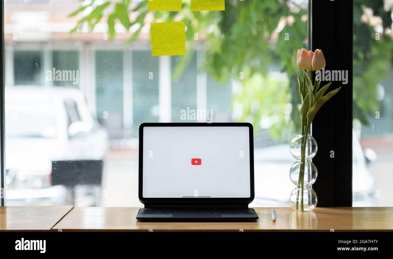 CHIANG MAI, THAÏLANDE - 6 JUIN 2021 : logo YouTube sur l'écran iPad Pro. YouTube est le site Web populaire. Banque D'Images