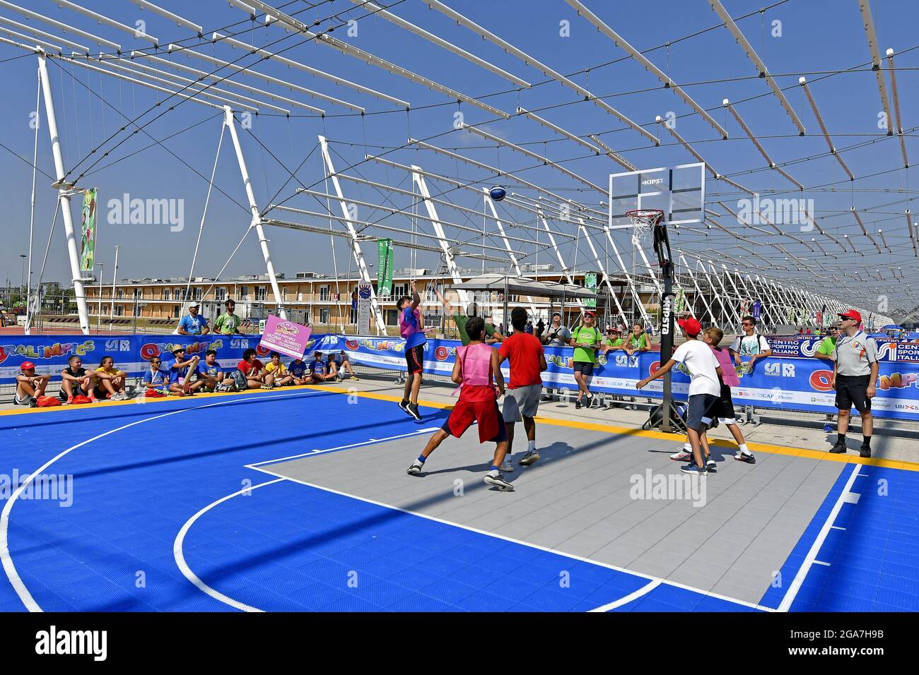 Garçons jouant sur un terrain de basket-ball extérieur, pendant un camp d'été à Milan. Banque D'Images