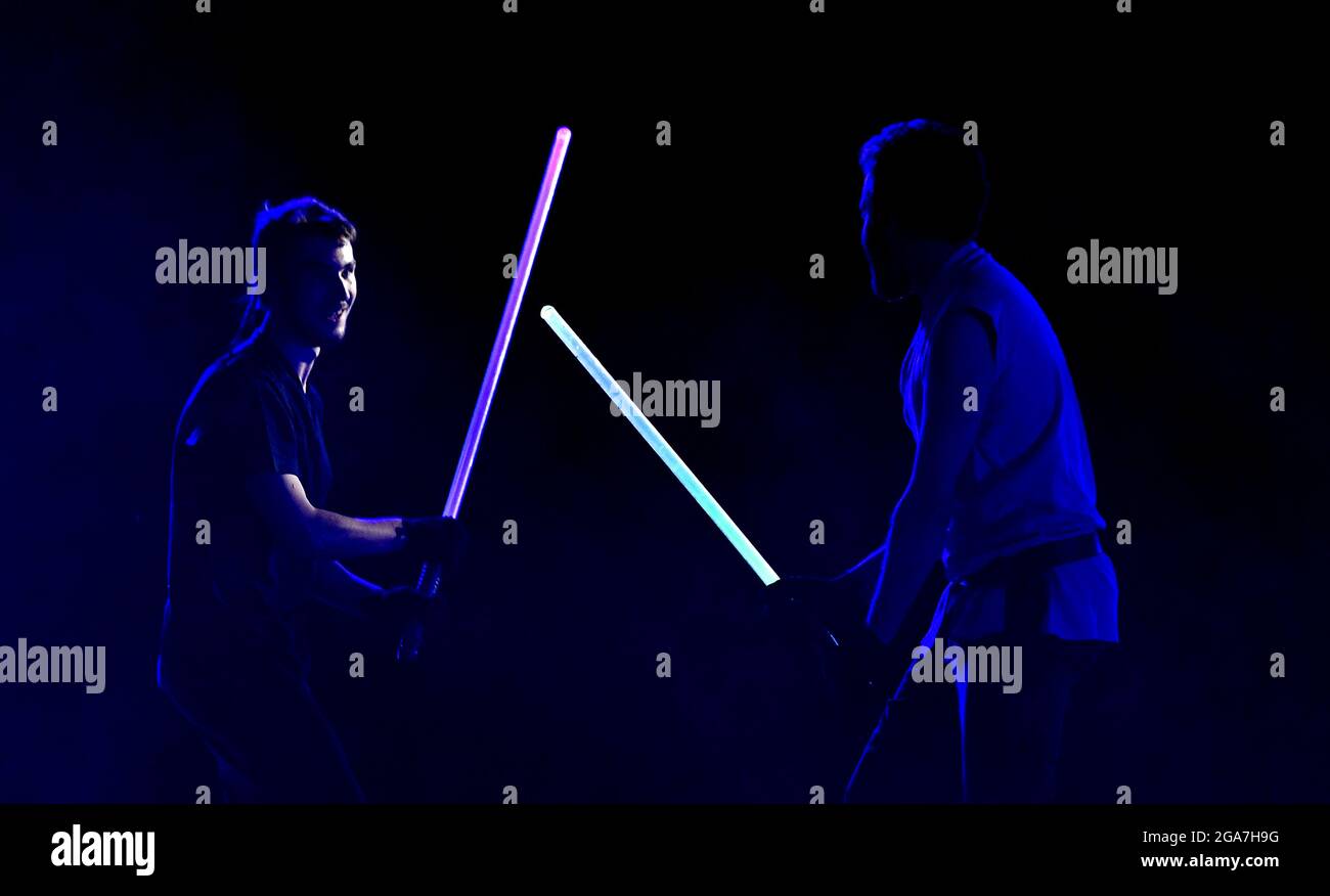 Spectacle de combat des épées laser, au cours d'un camp d'été sportif, à Milan. Banque D'Images