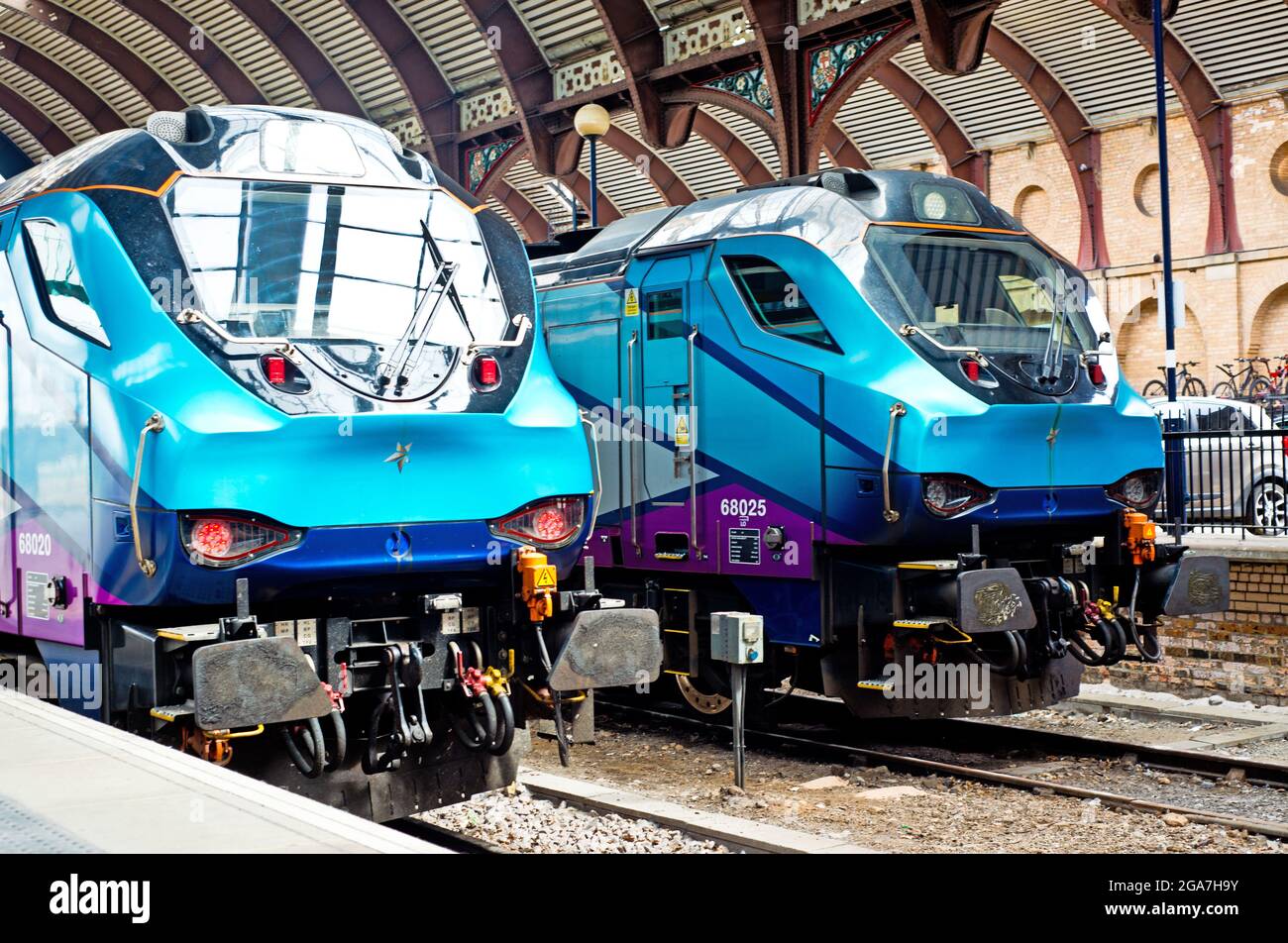 Classe 68s 020 et 025 à Scarborough Bay Platform, York Railway Station, York, Angleterre Banque D'Images