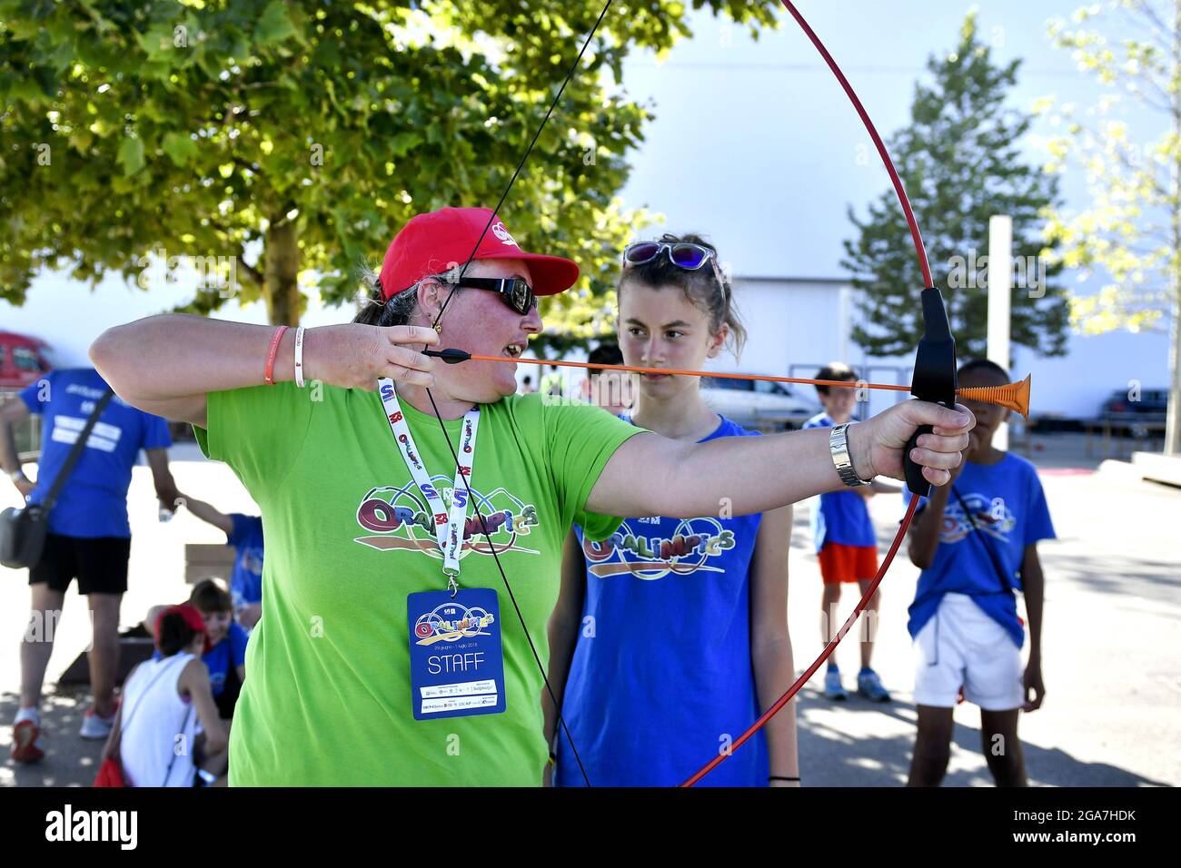 Cours de sport de tir à l'arc, pendant un camp d'été sportif, à Milan. Banque D'Images