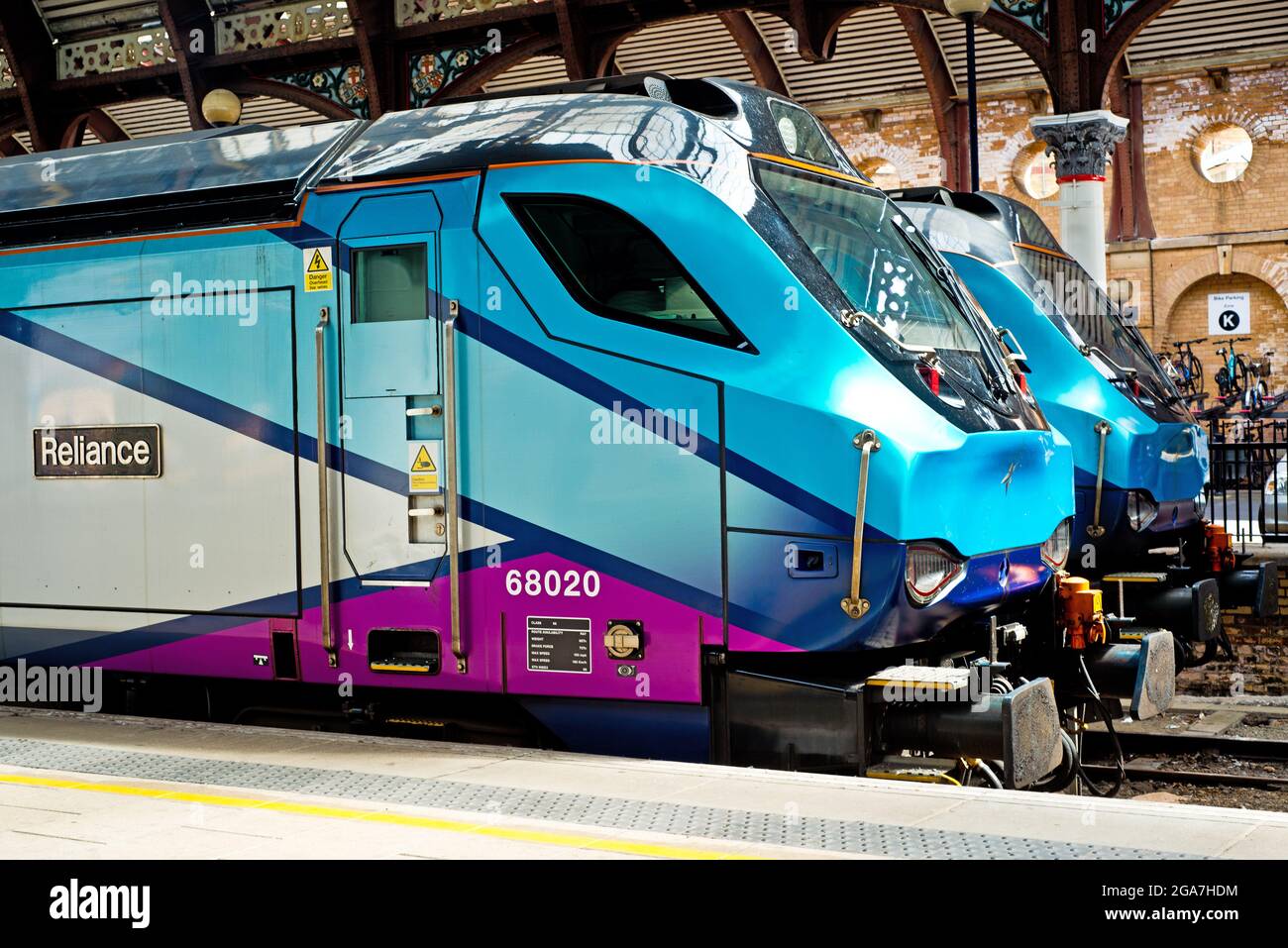 Classe 68s 020 et 025 à Scarborough Bay Platform, York Railway Station, York, Angleterre Banque D'Images