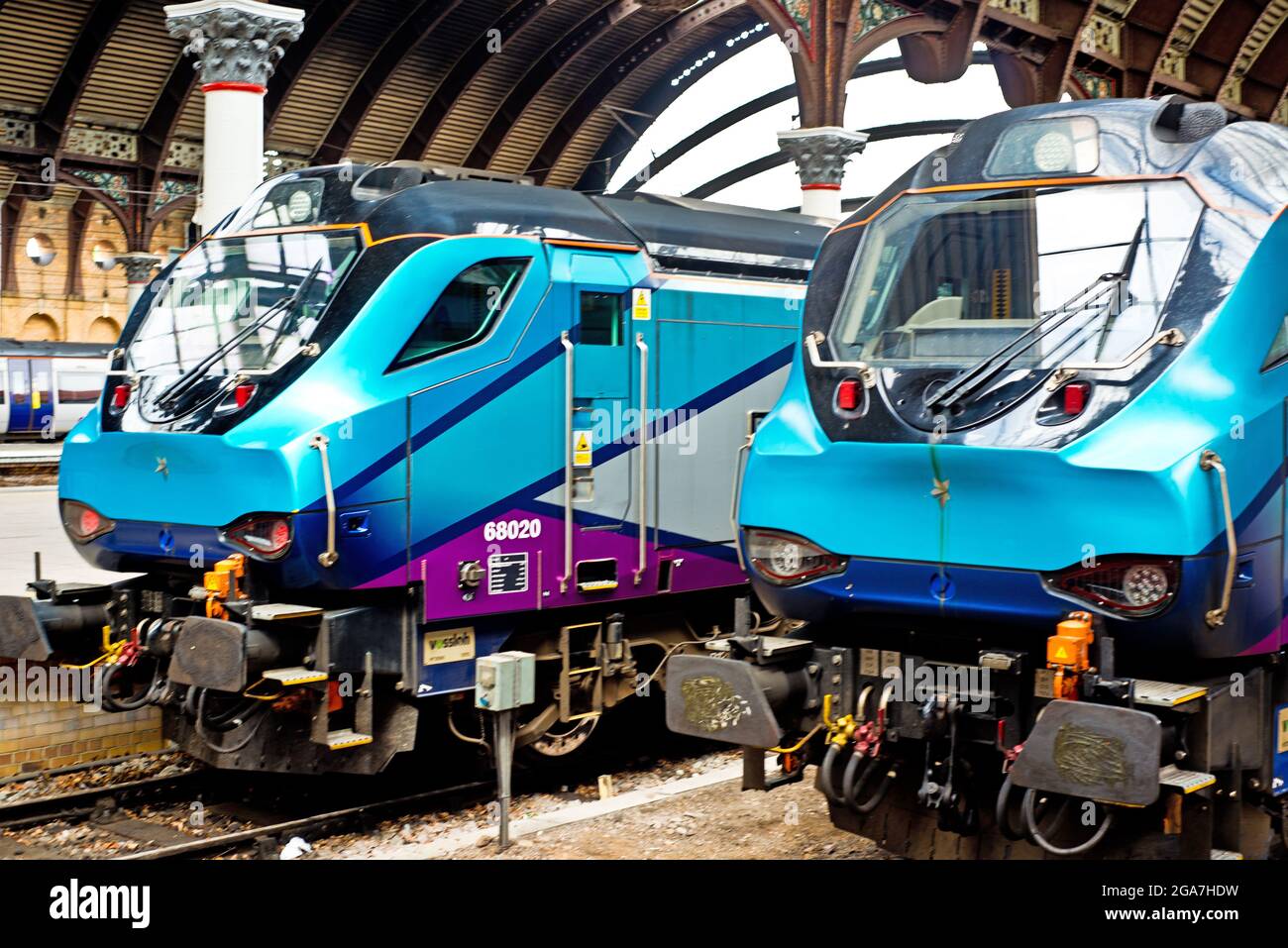 Classe 68s 020 et 025 à Scarborough Bay Platform, York Railway Station, York, Angleterre Banque D'Images