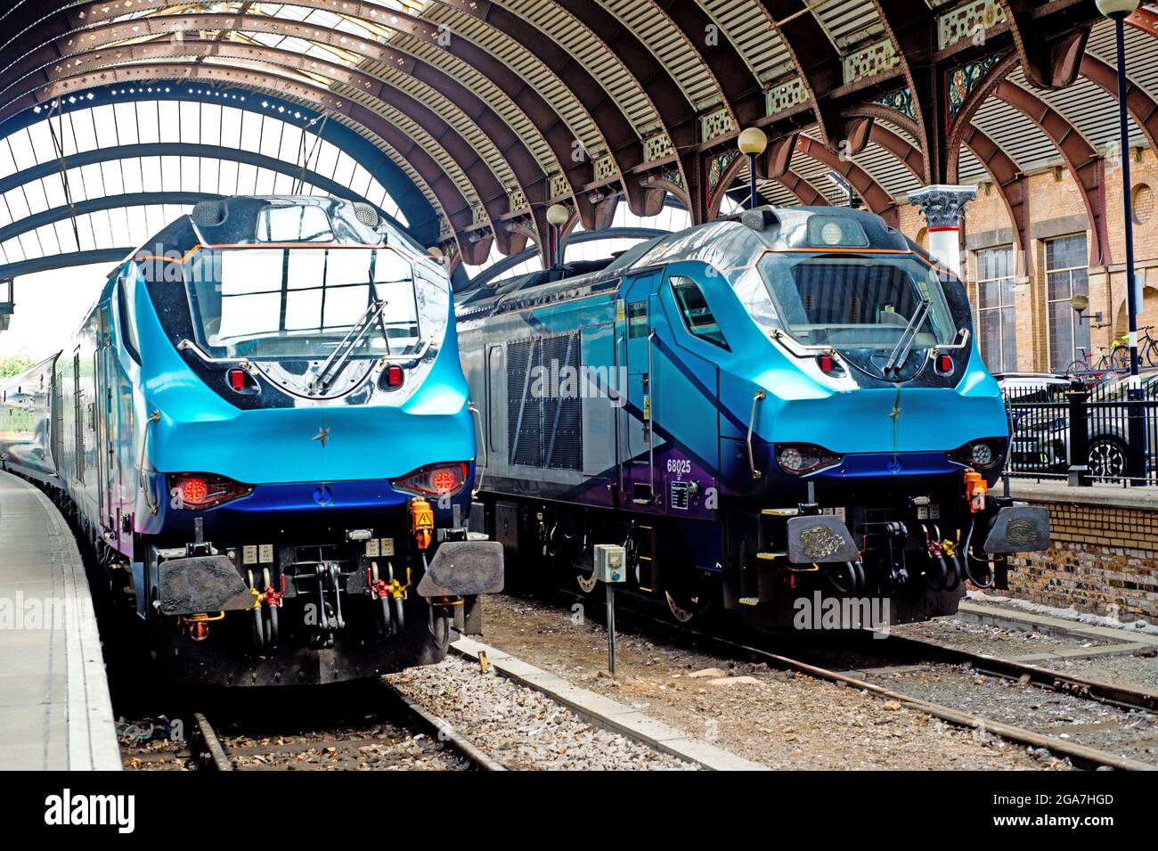 Classe 68s 020 et 025 à Scarborough Bay Platform, York Railway Station, York, Angleterre Banque D'Images