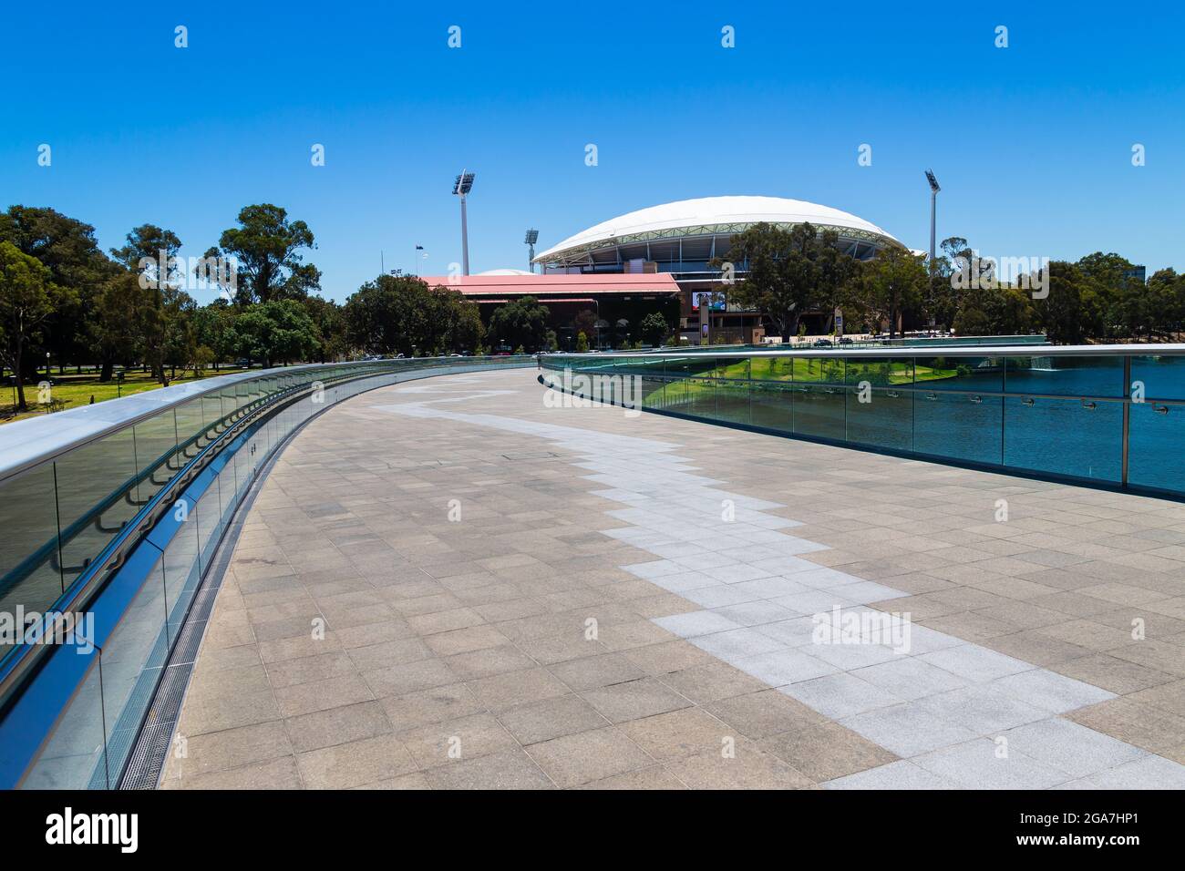 Adelaide, sa, Australie - le 20 décembre 2014 : passerelle River Torrens menant à l'Adelaide Oval le jour de non-événement. Banque D'Images