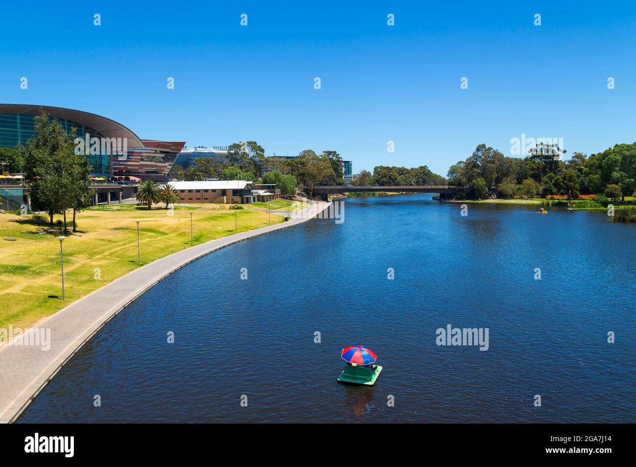 La rivière Torrens coule vers l'ouest et se rétrécit à travers Adélaïde, en Australie méridionale Banque D'Images