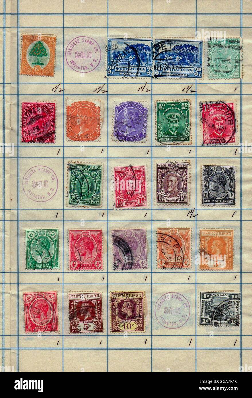 Une collection de timbres anciens de la Rhodésie du Sud, de l'Union de l'Afrique du Sud, de l'Australie du Sud et des établissements du détroit. Philatélie est l'étude des timbres-poste et de l'histoire postale. Banque D'Images