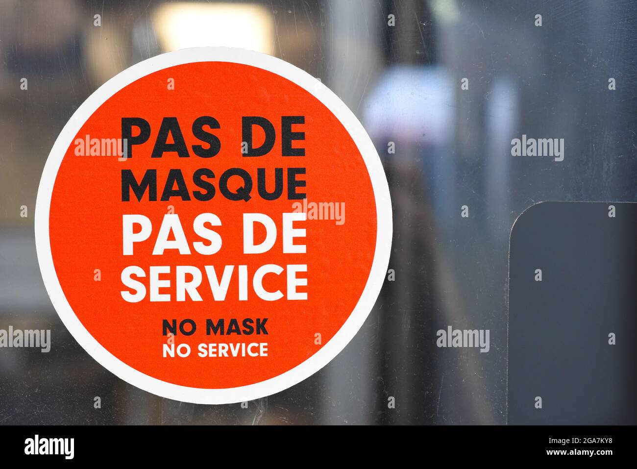 « pas de masque, pas de service » dit cet avis public dans marché Jean talon Montréal Canada , pandémie Covid-19 juillet 2021 Banque D'Images