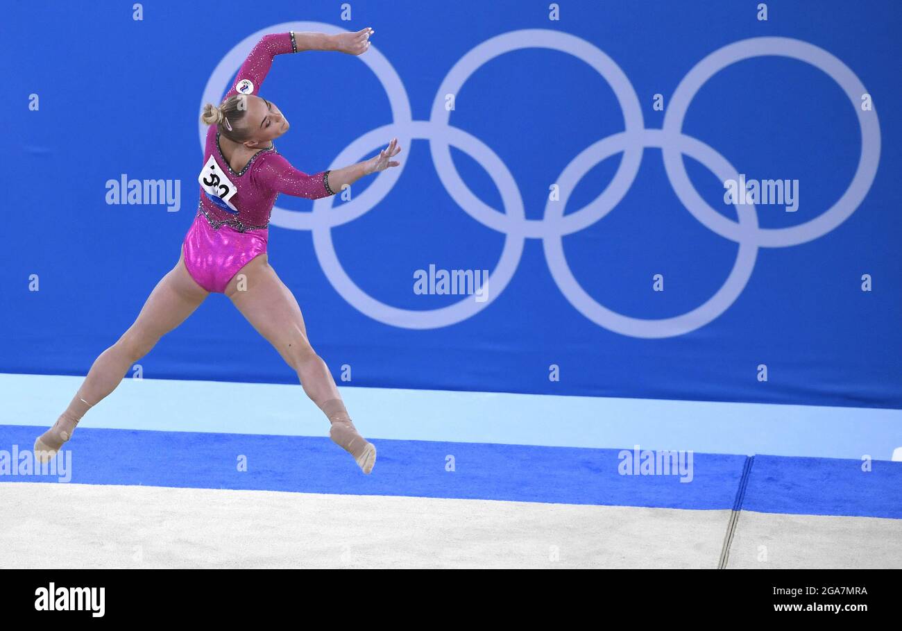 Tokyo, Japon. 29 juillet 2021. Angelina Melnikova du Comité olympique russe effectue son exercice de routine sur le terrain avant de gagner la médaille de bronze lors de la compétition finale de gymnastique tout autour des femmes aux Jeux Olympiques de Tokyo 2020 le jeudi 29 juillet 2021, à Tokyo, au Japon. Photo de Mike Theiler/UPI crédit: UPI/Alay Live News Banque D'Images