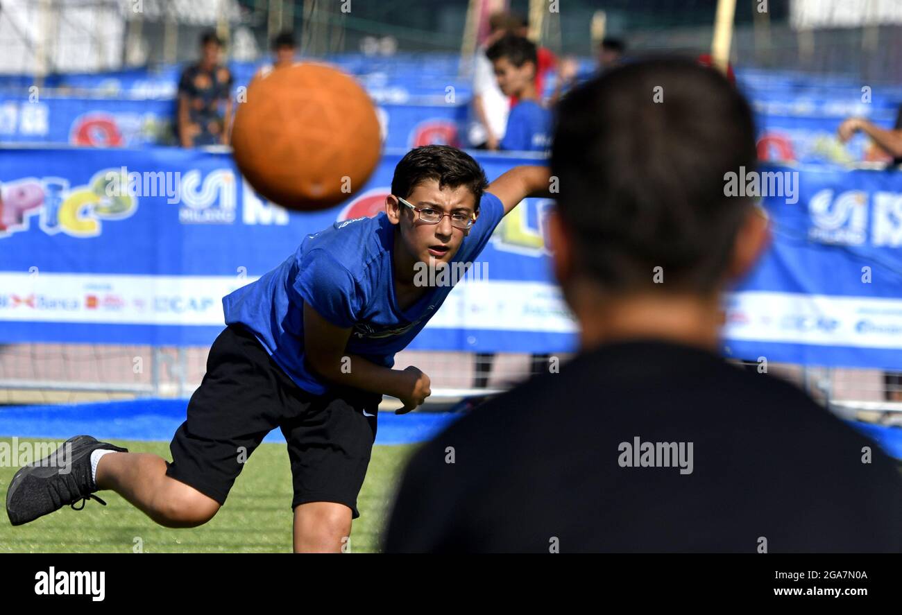 Garçons jouant à un jeu de ballon en plein air pendant un camp sportif d'été, à Milan. Banque D'Images