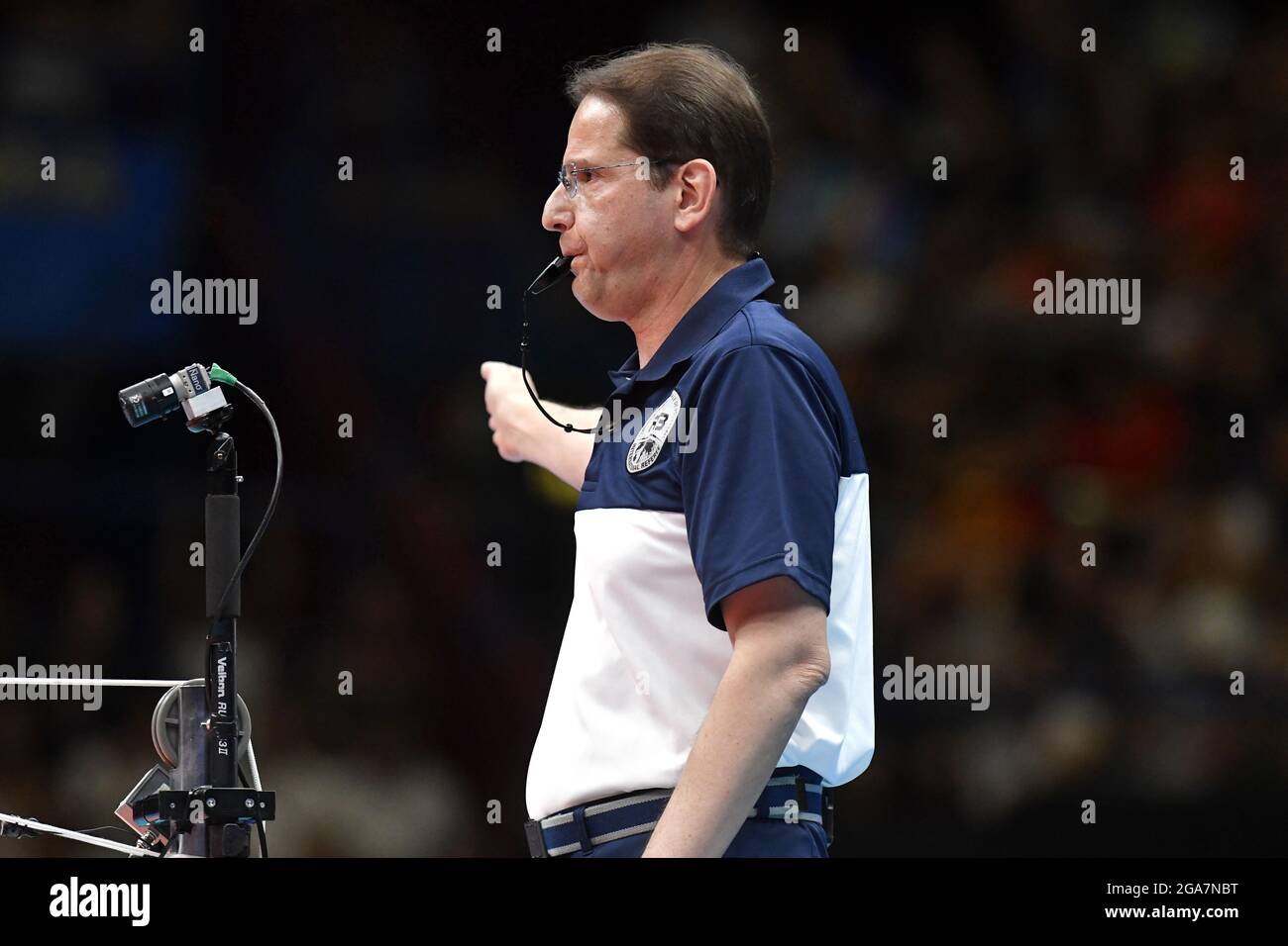 Volley-ball arbitre action pendant le championnat du monde de volley-ball masculin 2018, Italie contre pays-Bas, à Milan. Banque D'Images